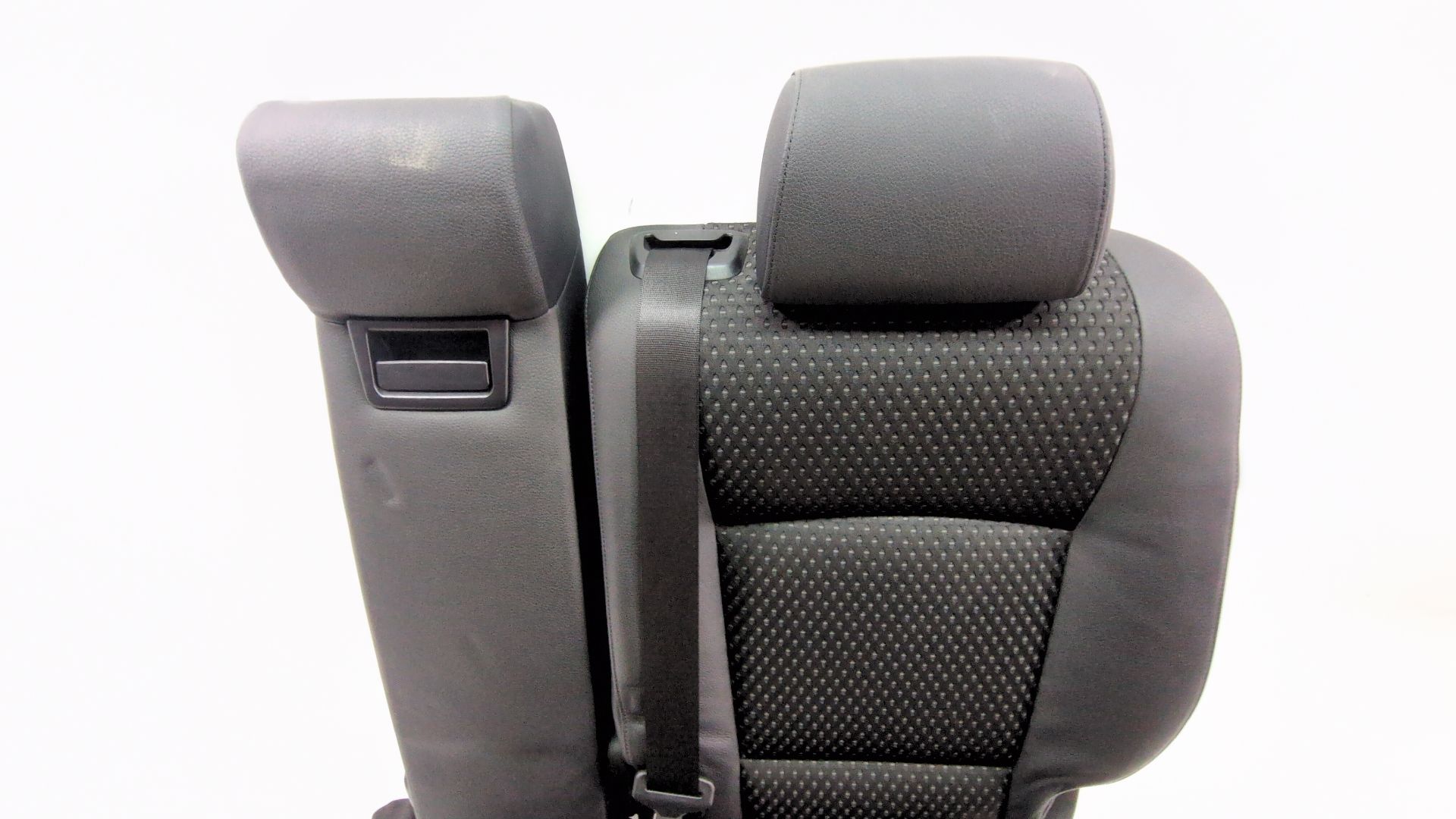 asiento_trasero_medio_e_izquierdo_52207332637_stoff_led_layer_dakota_an_razit_fnat_52_20_7_332_637_bmw_5_gran_turismo_f07_535_i