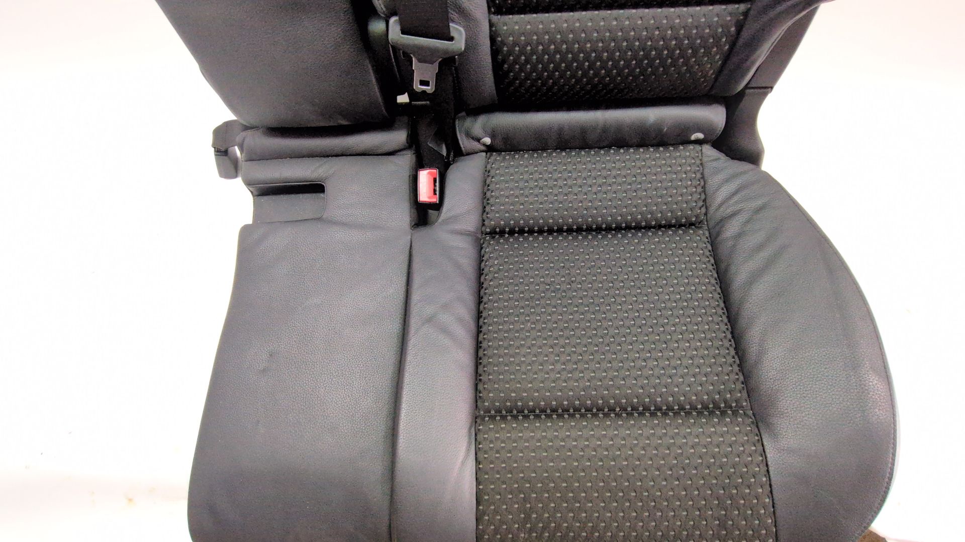 asiento_trasero_medio_e_izquierdo_52207332637_stoff_led_layer_dakota_an_razit_fnat_52_20_7_332_637_bmw_5_gran_turismo_f07_535_i