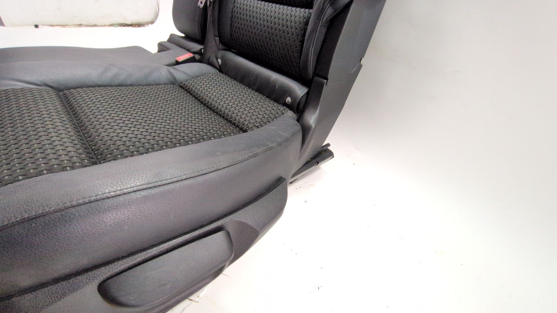 asiento_trasero_medio_e_izquierdo_52207332637_stoff_led_layer_dakota_an_razit_fnat_52_20_7_332_637_bmw_5_gran_turismo_f07_535_i