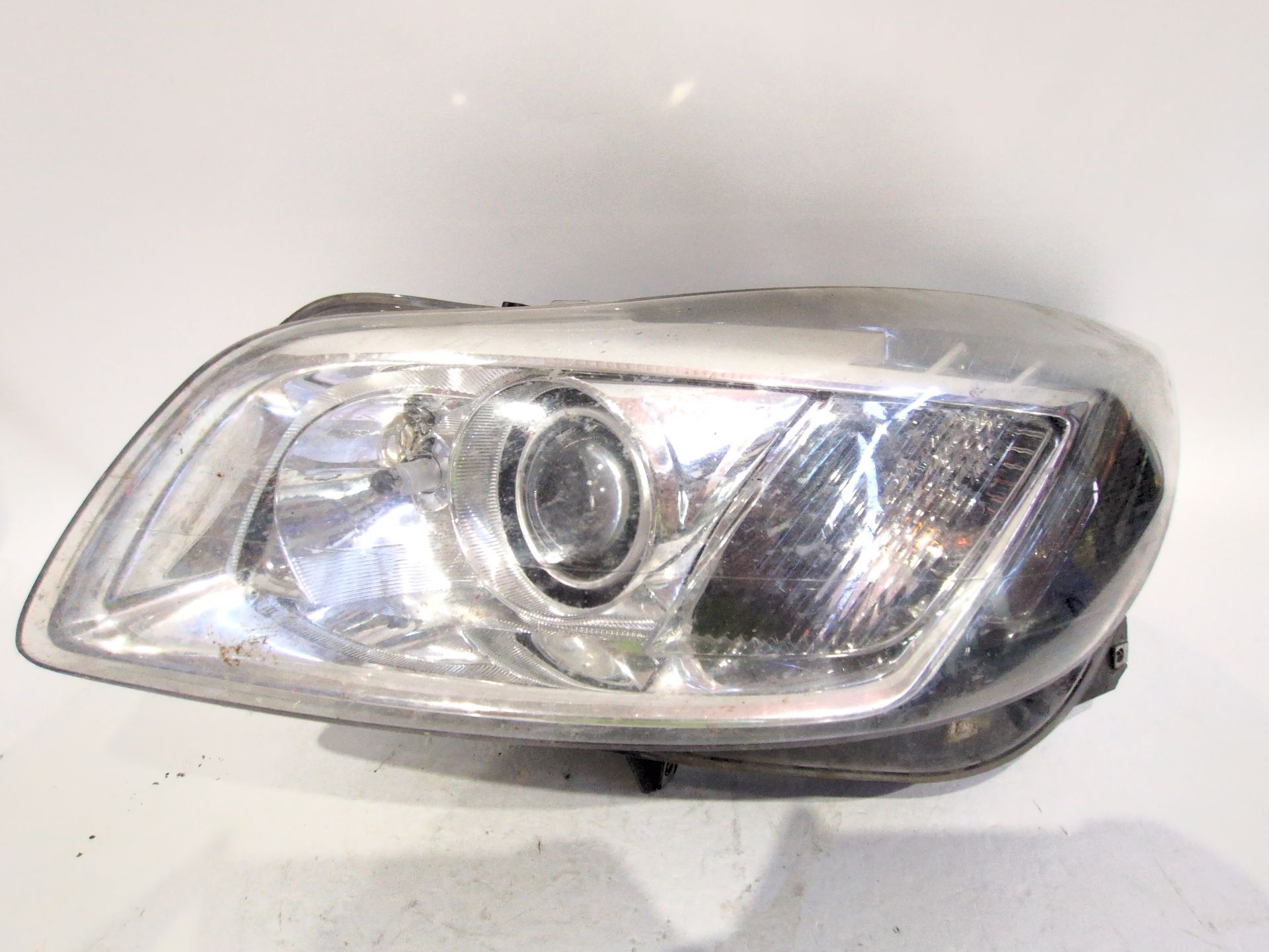 faro_izquierdo_xenon_22831928_1zt00963101_22831928lh_opel_insignia_a_sedan_g09_2_0_cdti_69