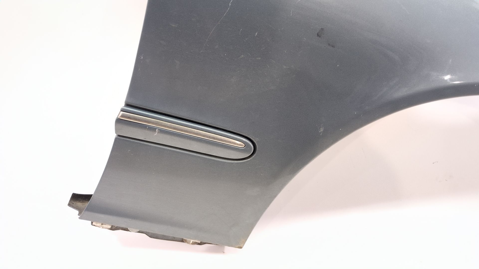 aleta_delantera_derecha_a2038800218_n_de_pintura_747_gris_perlita_pintura_metalizada_a_203_880_02_18_mercedes_benz_clase_c_w203