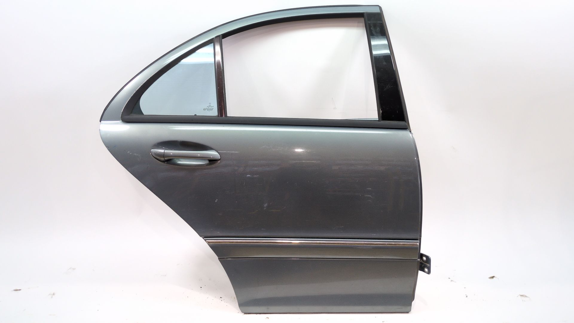 puerta_trasera_derecha_a2037300205_n_de_pintura_747_gris_perlita_pintura_metalizada_a_203_730_02_05_mercedes_benz_clase_c_w203_c
