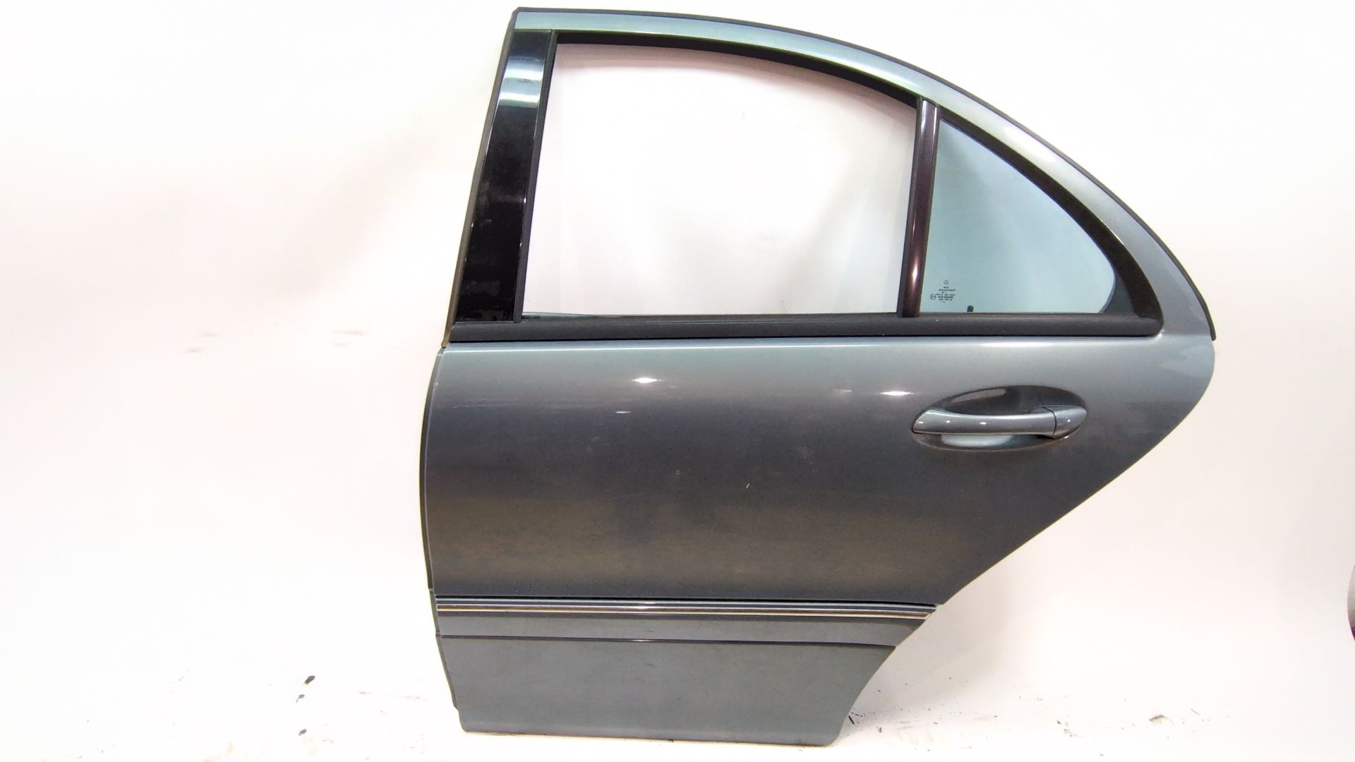puerta_trasera_izquierda_a2037300105_n_de_pintura_747_gris_perlita_pintura_metalizada_a_203_730_01_05_mercedes_benz_clase_c_w203