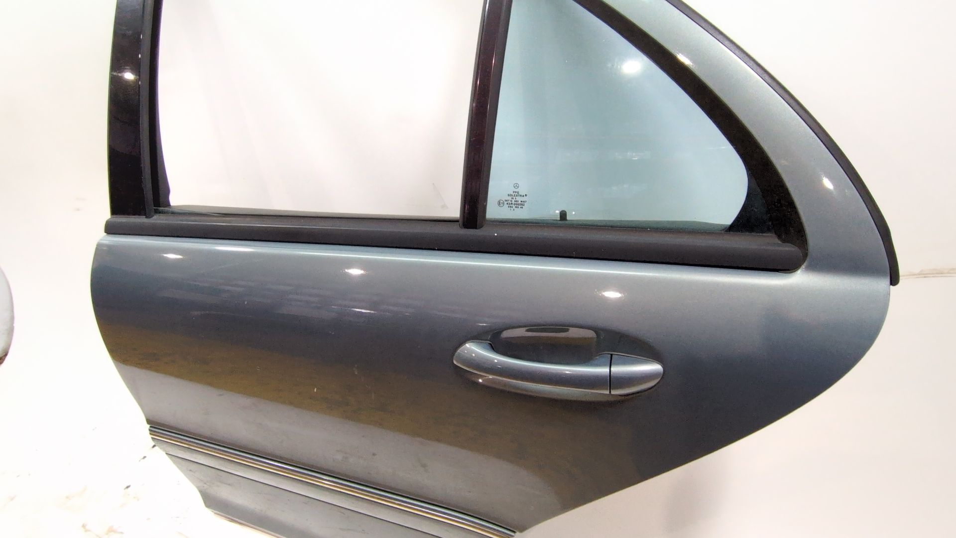 puerta_trasera_izquierda_a2037300105_n_de_pintura_747_gris_perlita_pintura_metalizada_a_203_730_01_05_mercedes_benz_clase_c_w203