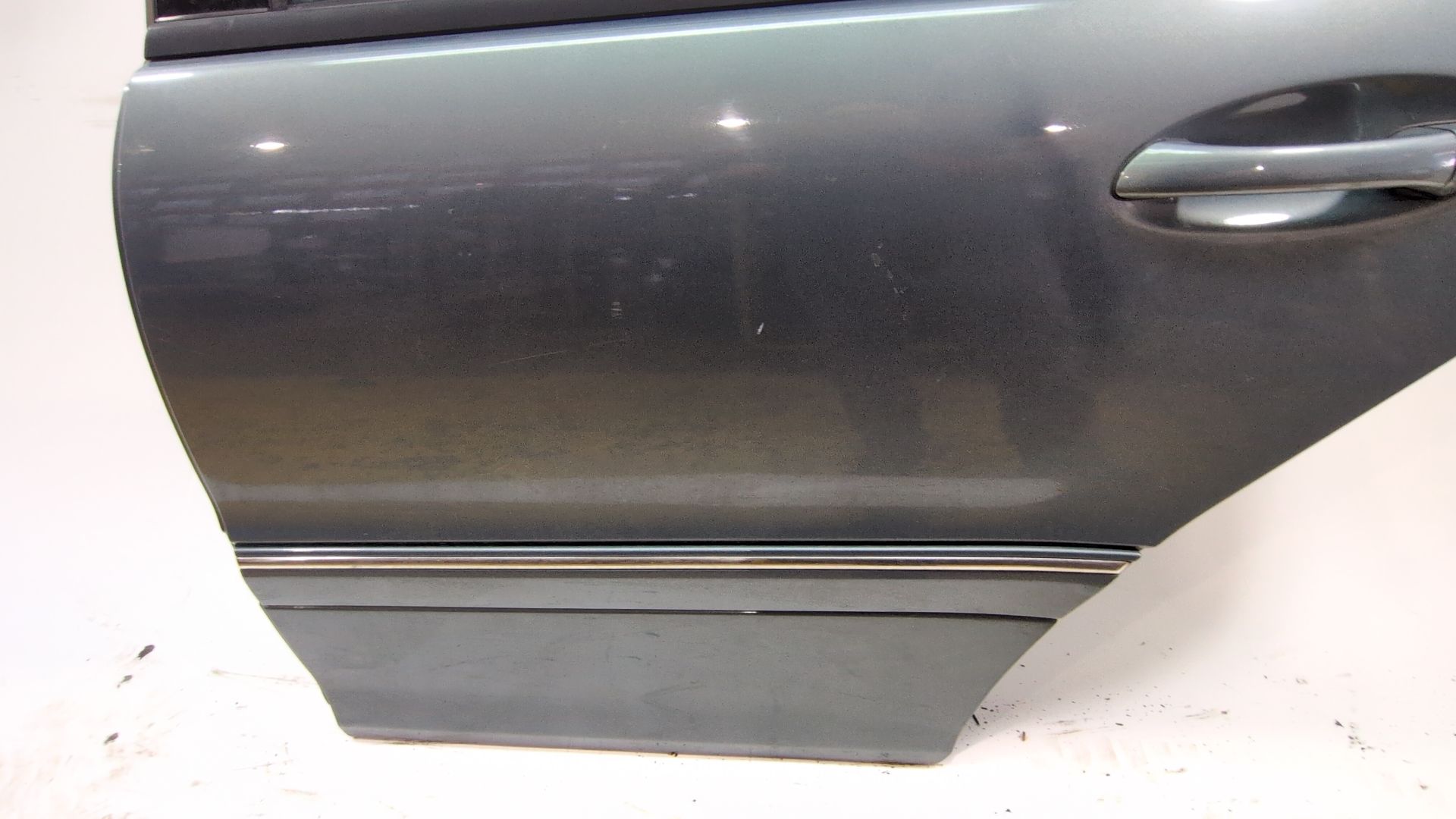 puerta_trasera_izquierda_a2037300105_n_de_pintura_747_gris_perlita_pintura_metalizada_a_203_730_01_05_mercedes_benz_clase_c_w203