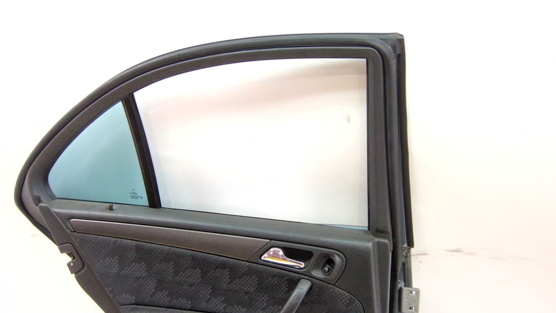 puerta_trasera_izquierda_a2037300105_n_de_pintura_747_gris_perlita_pintura_metalizada_a_203_730_01_05_mercedes_benz_clase_c_w203