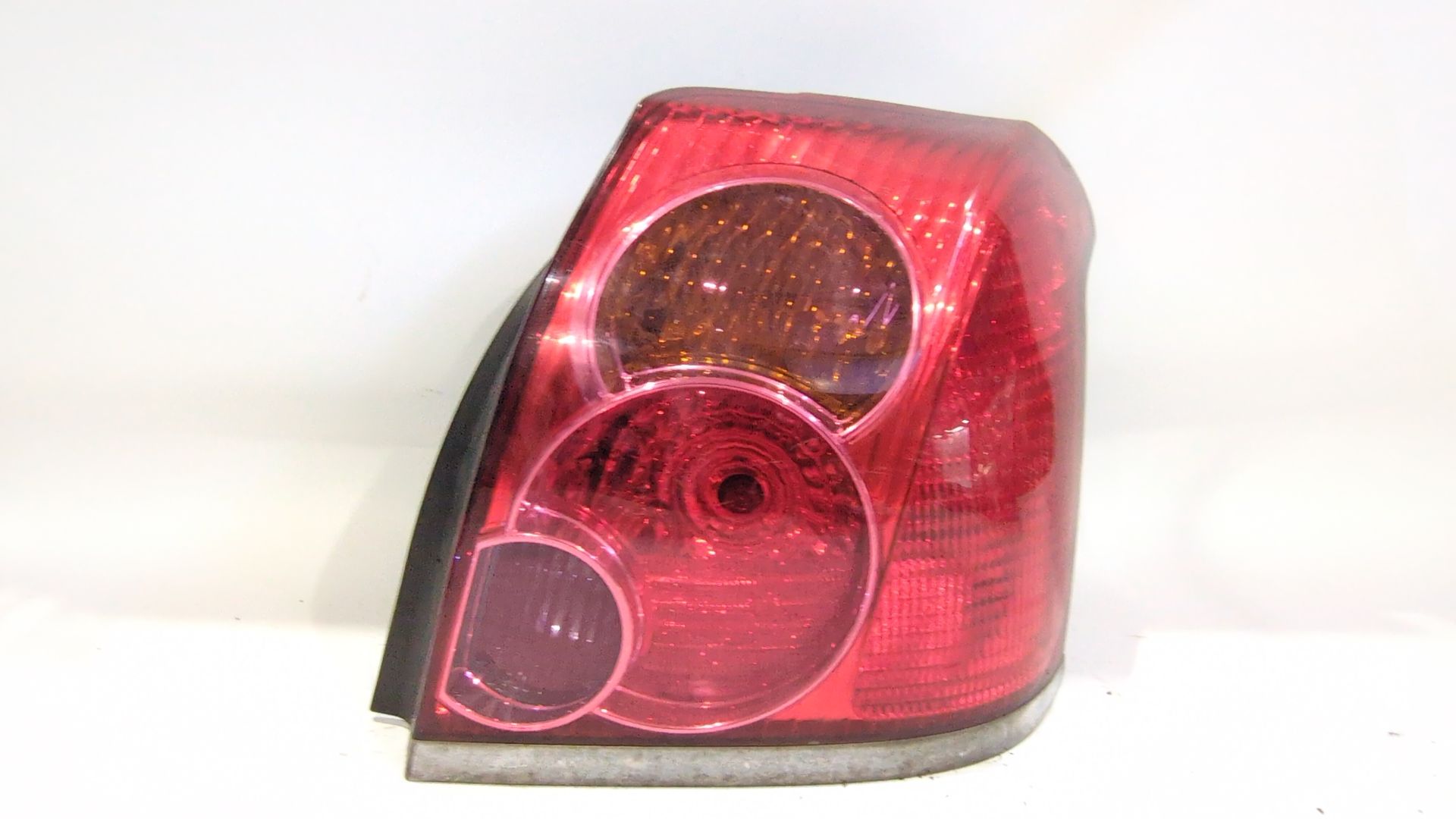 piloto_trasero_derecho_8155105160_toyota_avensis_sedan_t25_2_2_d_4d_adt251