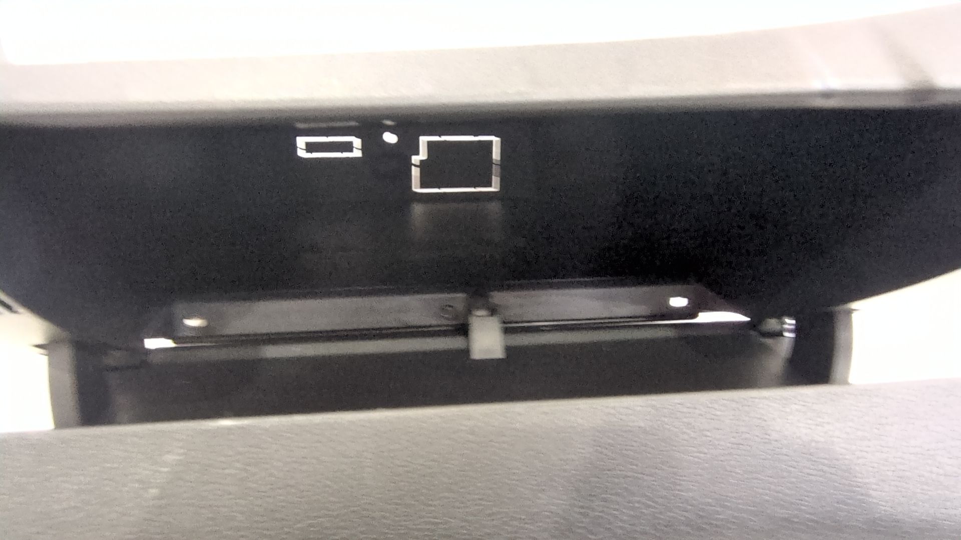 guantera_3100d180np00p328003100zd_des_vp_sup_ap_ac_ass_mistr_g_maq_videpoche_superior_fec_08_06_22_17_21_07_usr_0767_peugeot_rif