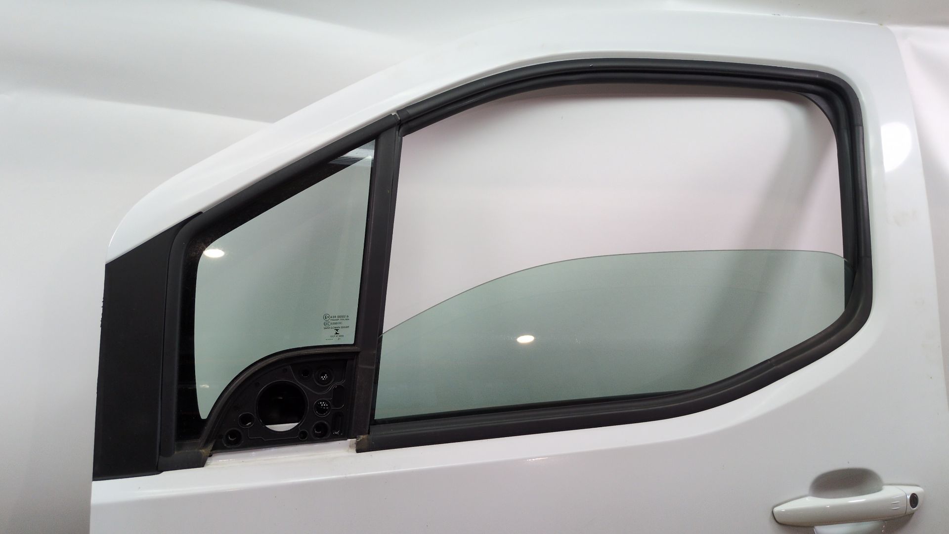 puerta_delantera_izquierda_9820423280_color_de_carroceria_ewp_pintura_blanco_banquise_98_204_232_80_peugeot_rifter_e_rifter