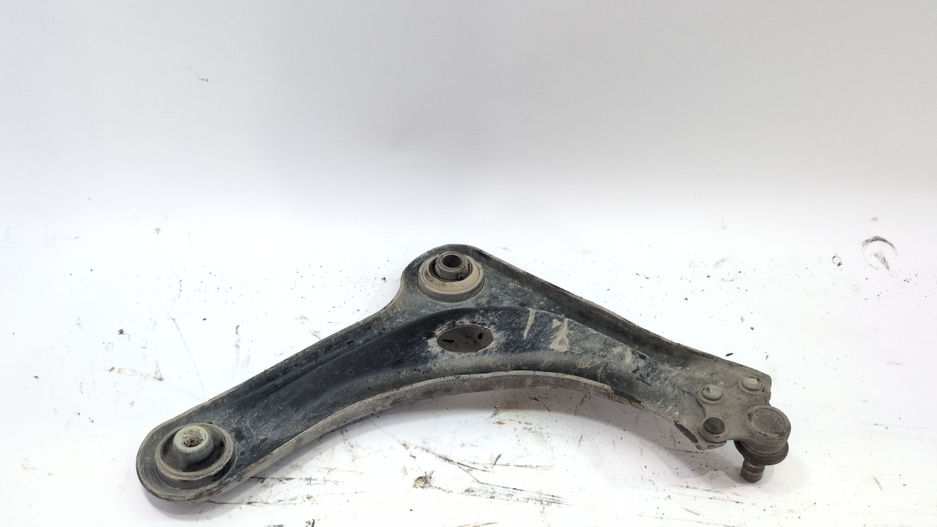 brazo_suspension_inferior_delantero_izquierdo_9813612780_98_136_127_80_peugeot_2008_i_cu_1_6_bluehdi_100