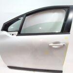 puerta_delantera_izquierda_9807820480_color_de_carroceria_kwe_pintura_blanca_nacarada_98_078_204_80_peugeot_2008_i_cu_1_6_bluehd