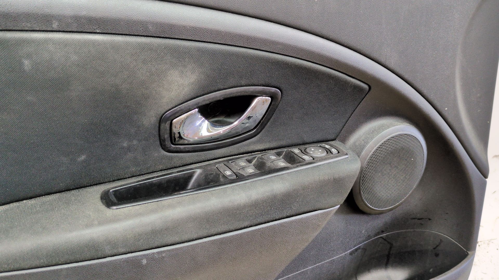 puerta_delantera_izquierda_801015772r_color_carroceria_ov369_ice_white_bc_renault_megane_iii_hatchback_bz0_1_b3_1_5_dci_bz09_bz0