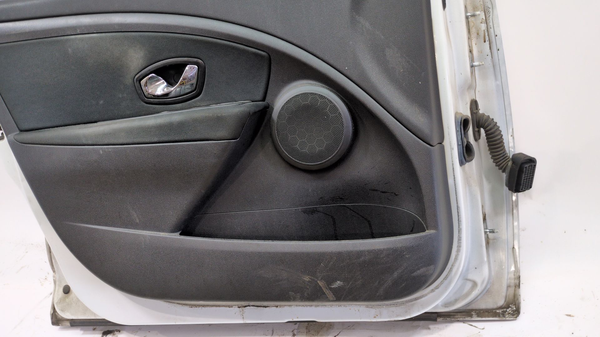 puerta_delantera_izquierda_801015772r_color_carroceria_ov369_ice_white_bc_renault_megane_iii_hatchback_bz0_1_b3_1_5_dci_bz09_bz0