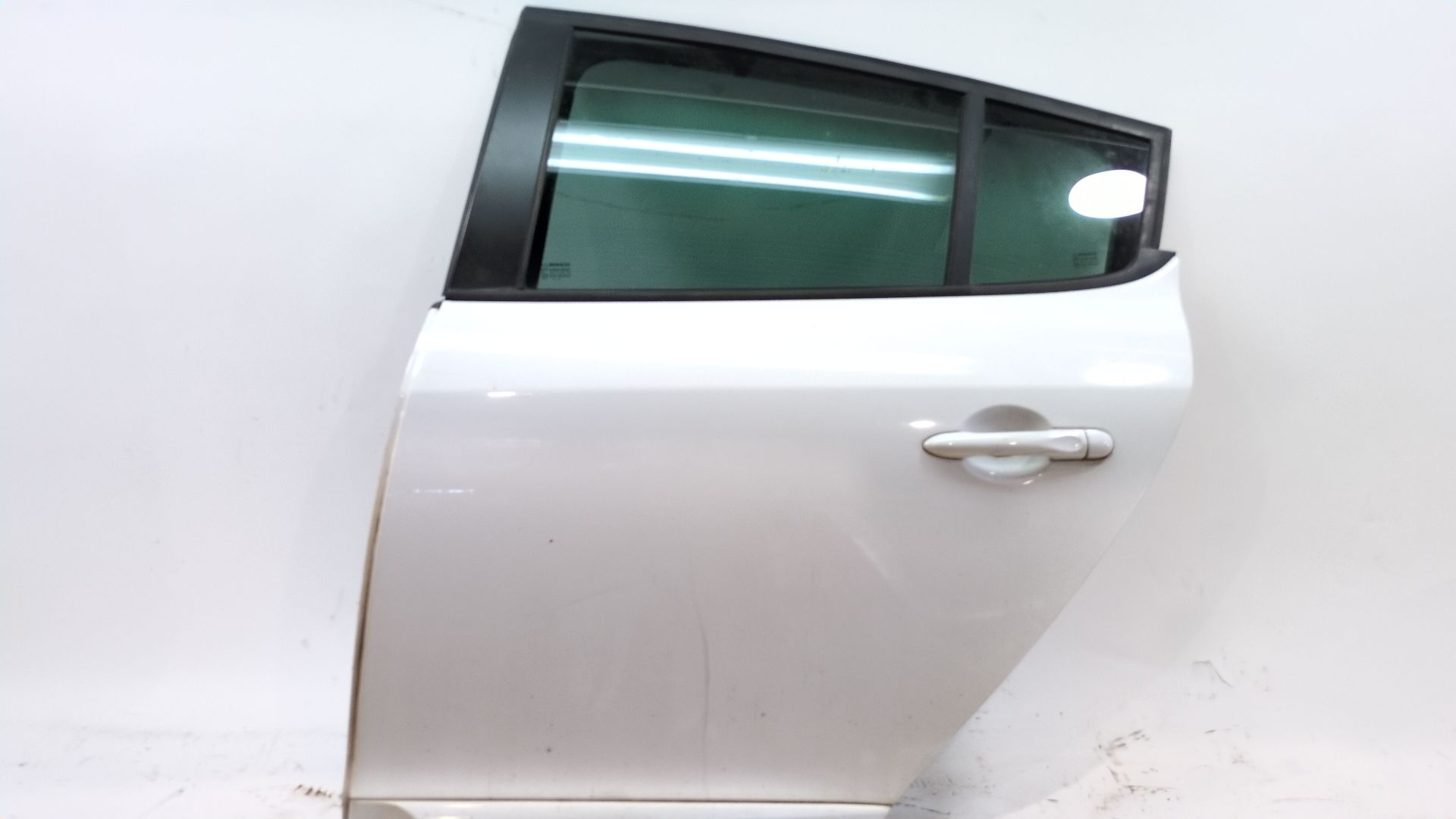 puerta_trasera_izquierda_821010108r_color_carroceria_ov369_ice_white_bc_renault_megane_iii_hatchback_bz0_1_b3_1_5_dci_bz09_bz0d