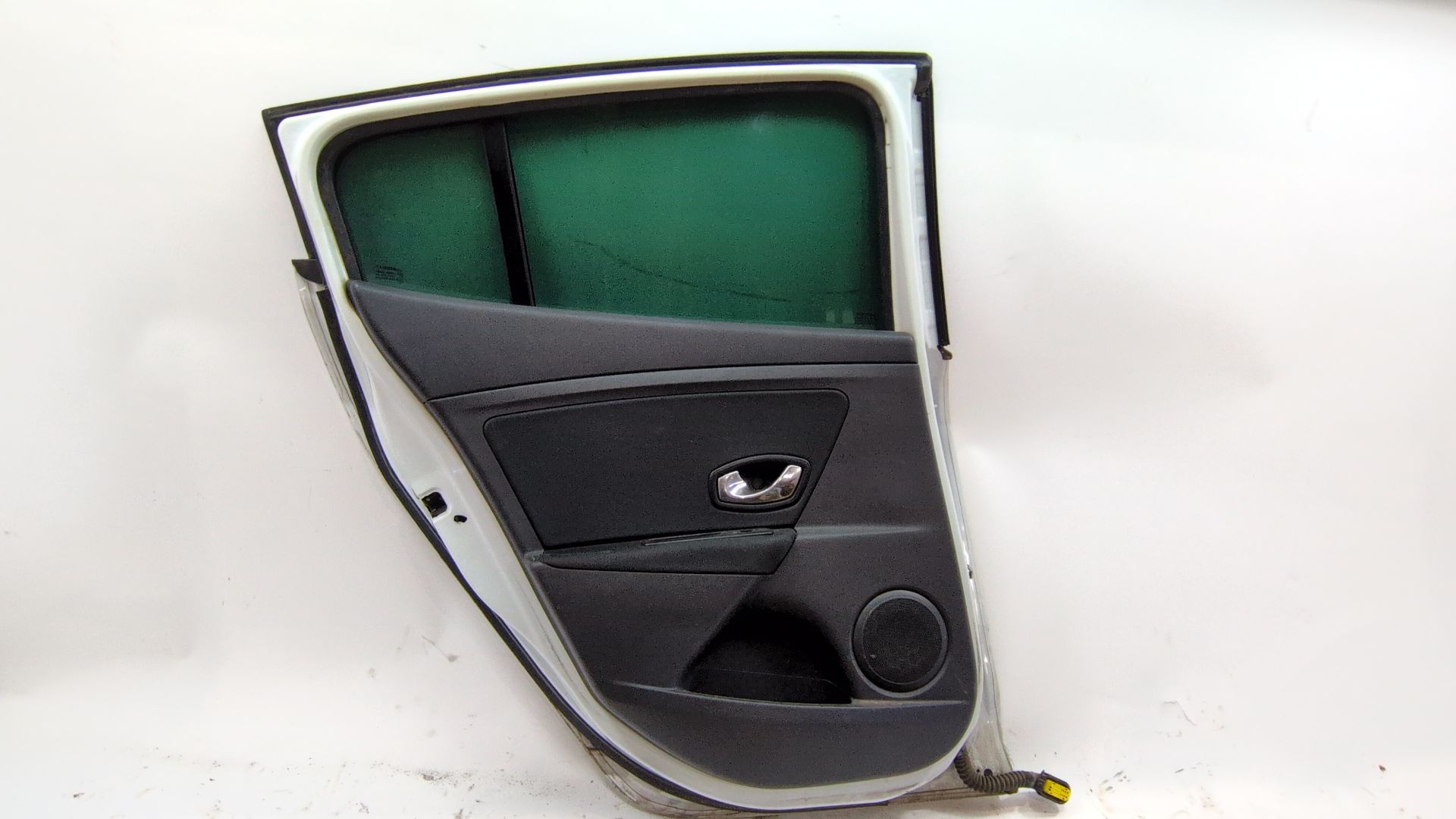 puerta_trasera_izquierda_821010108r_color_carroceria_ov369_ice_white_bc_renault_megane_iii_hatchback_bz0_1_b3_1_5_dci_bz09_bz0d