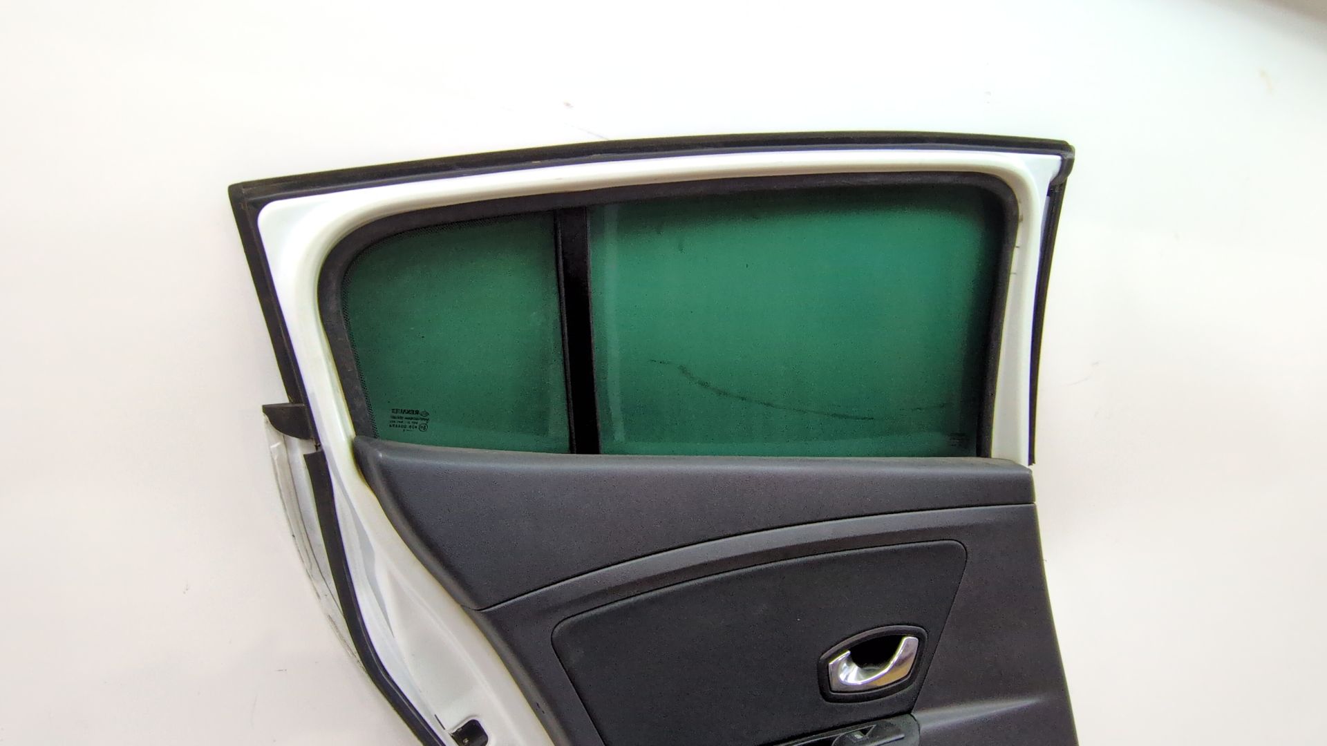 puerta_trasera_izquierda_821010108r_color_carroceria_ov369_ice_white_bc_renault_megane_iii_hatchback_bz0_1_b3_1_5_dci_bz09_bz0d