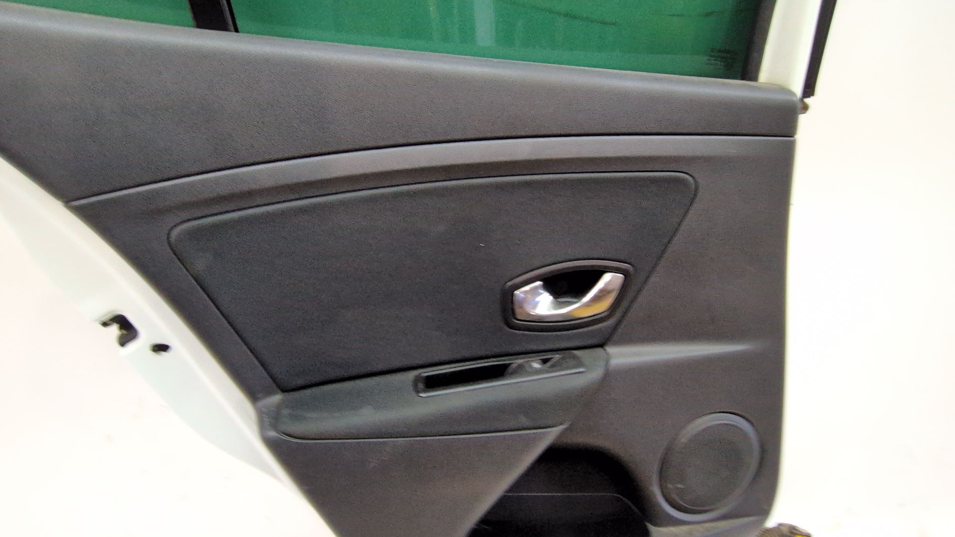 puerta_trasera_izquierda_821010108r_color_carroceria_ov369_ice_white_bc_renault_megane_iii_hatchback_bz0_1_b3_1_5_dci_bz09_bz0d