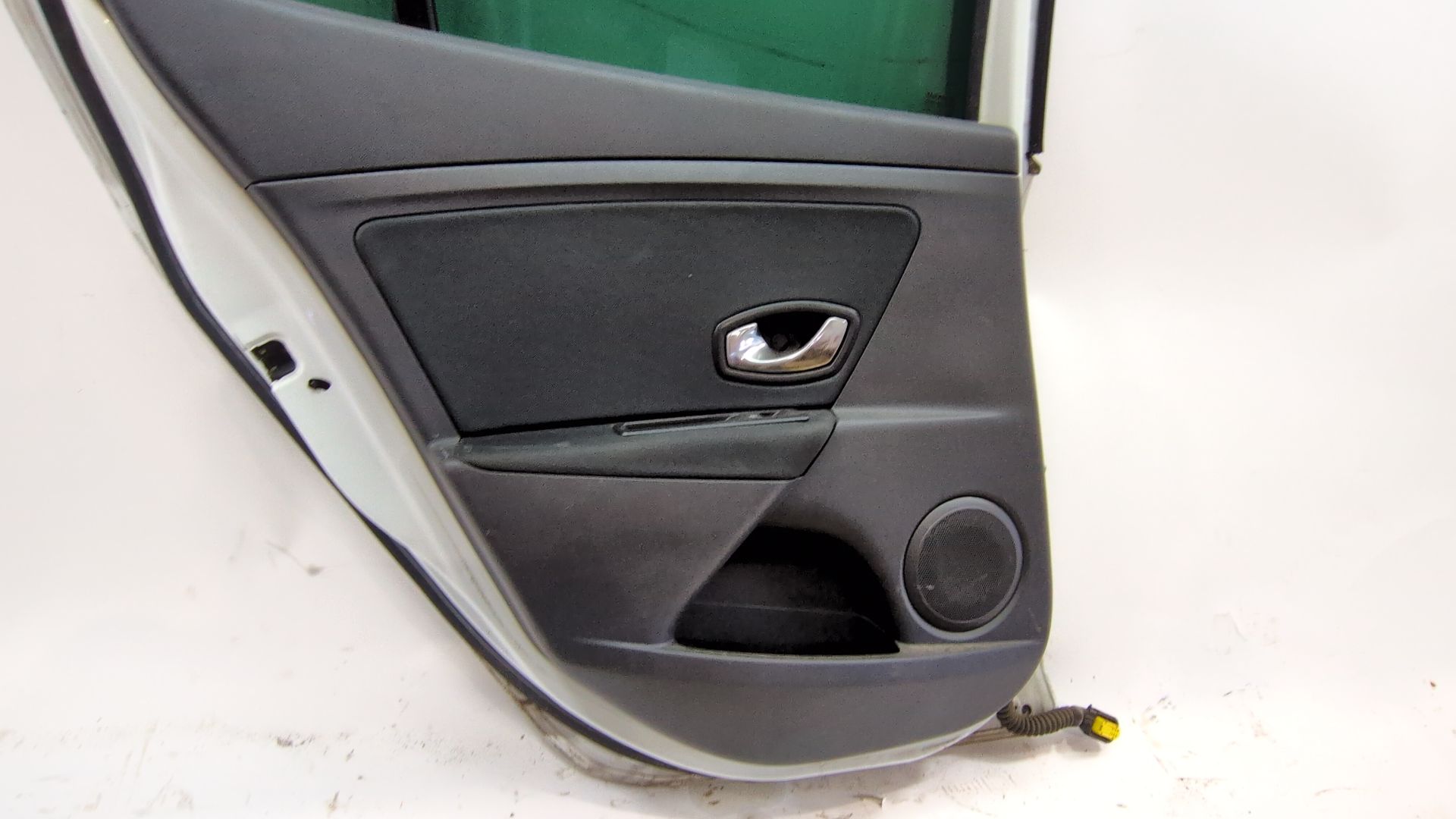 puerta_trasera_izquierda_821010108r_color_carroceria_ov369_ice_white_bc_renault_megane_iii_hatchback_bz0_1_b3_1_5_dci_bz09_bz0d