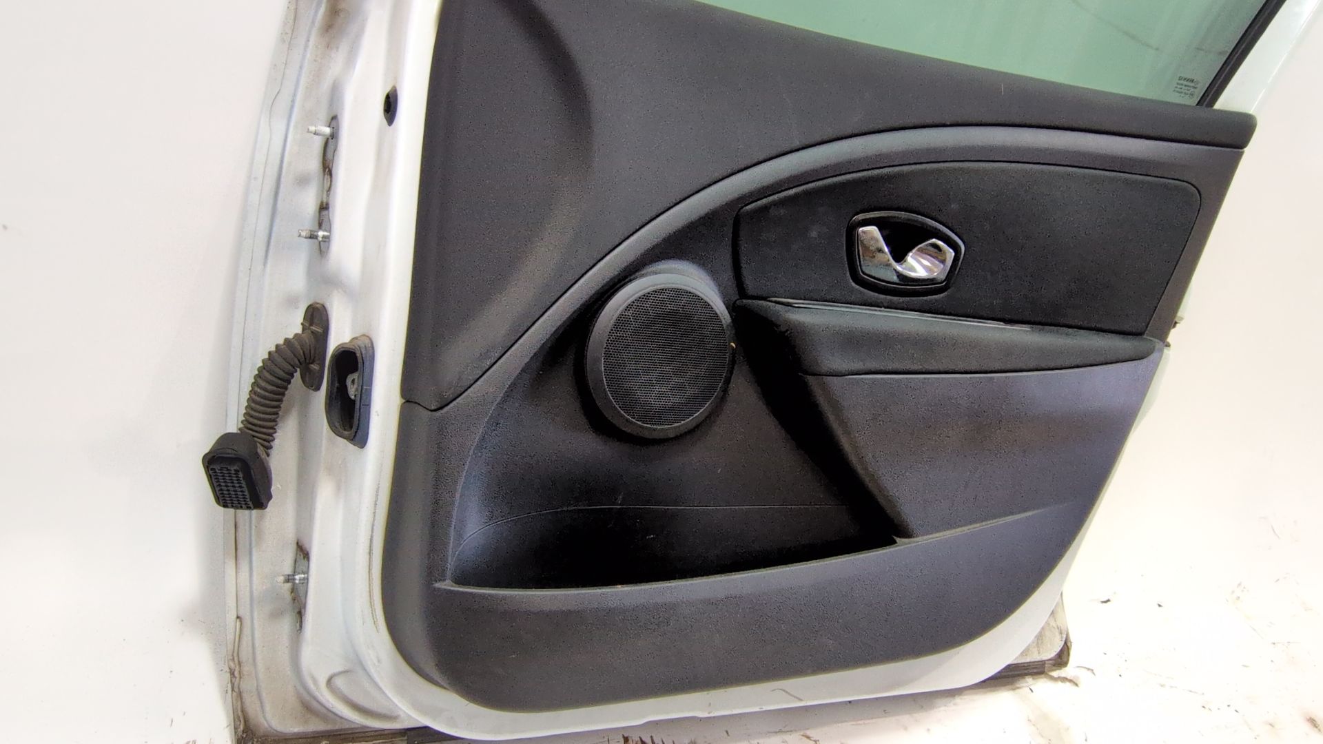 puerta_delantera_derecha_801009742r_color_carroceria_ov369_ice_white_bc_renault_megane_iii_hatchback_bz0_1_b3_1_5_dci_bz09_bz0d