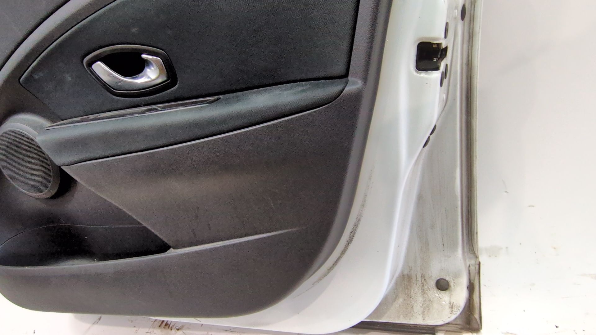 puerta_delantera_derecha_801009742r_color_carroceria_ov369_ice_white_bc_renault_megane_iii_hatchback_bz0_1_b3_1_5_dci_bz09_bz0d