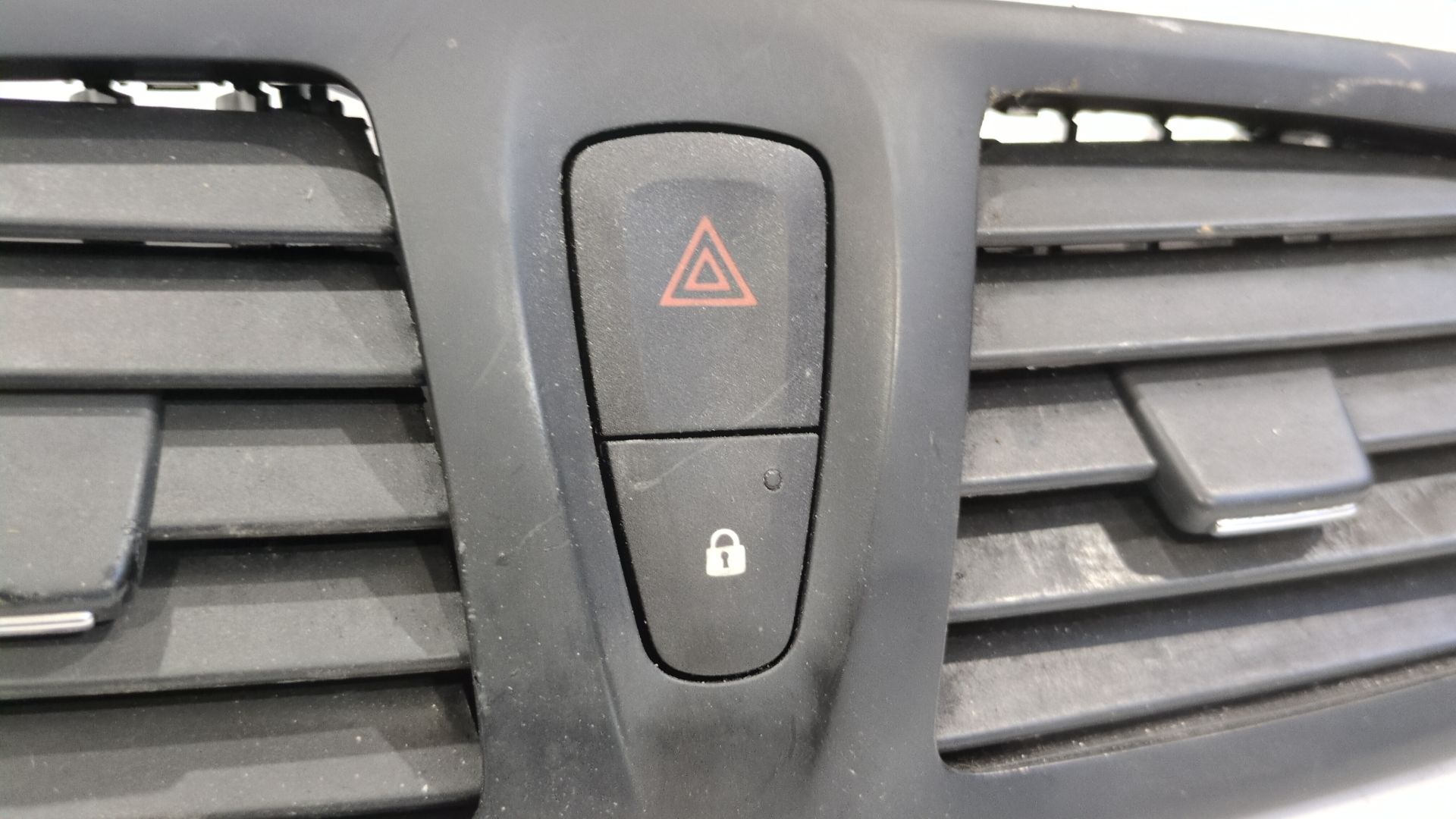 rejilla_aireadora_682600016r_renault_megane_iii_hatchback_bz0_1_b3_1_5_dci_bz09_bz0d_bz1w_bz29_bz14