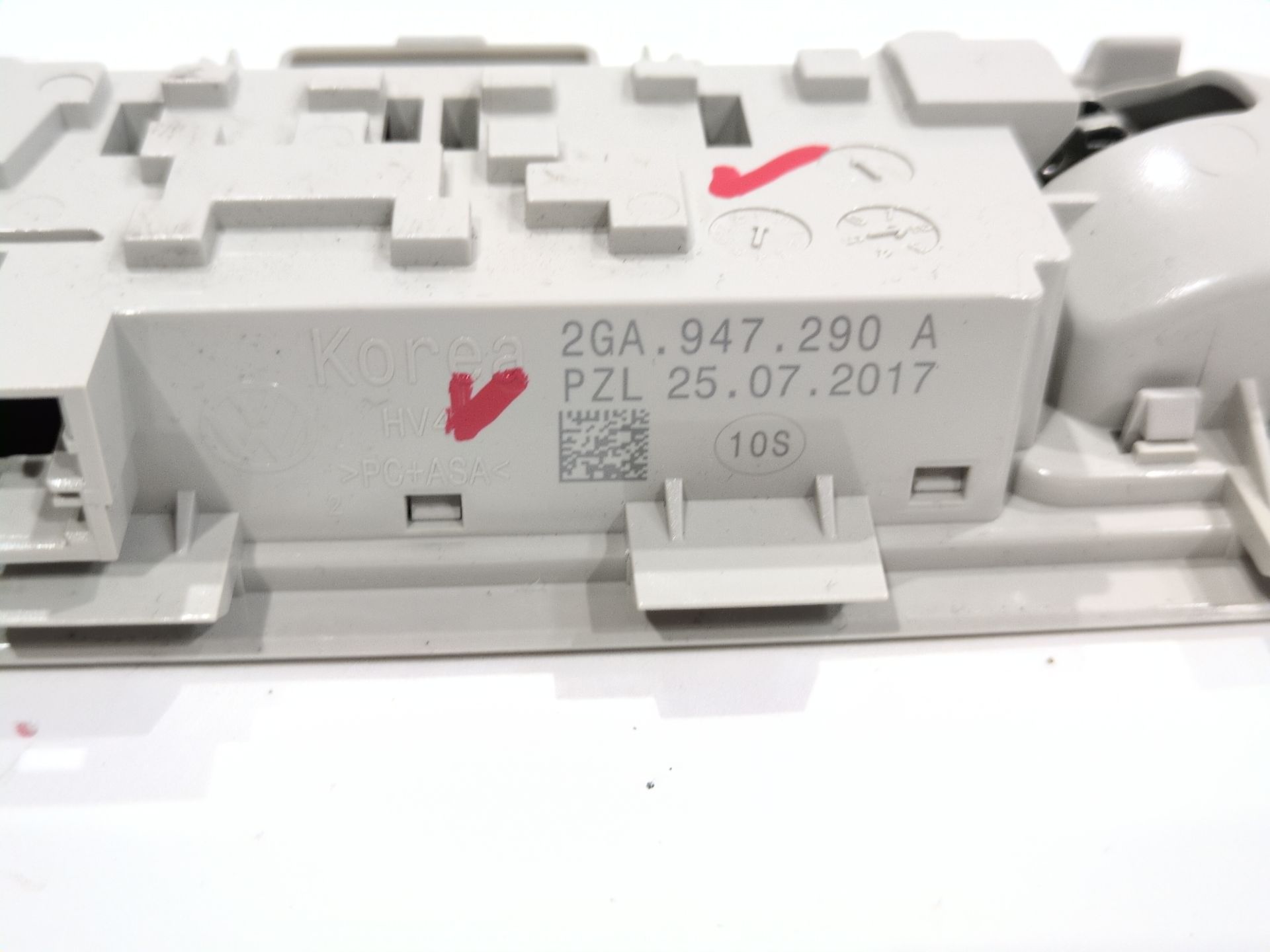 luz_interior_2ga947290a_2ga_947_290_a_volkswagen_polo_vi_aw1_bz1_1_1_0_tsi