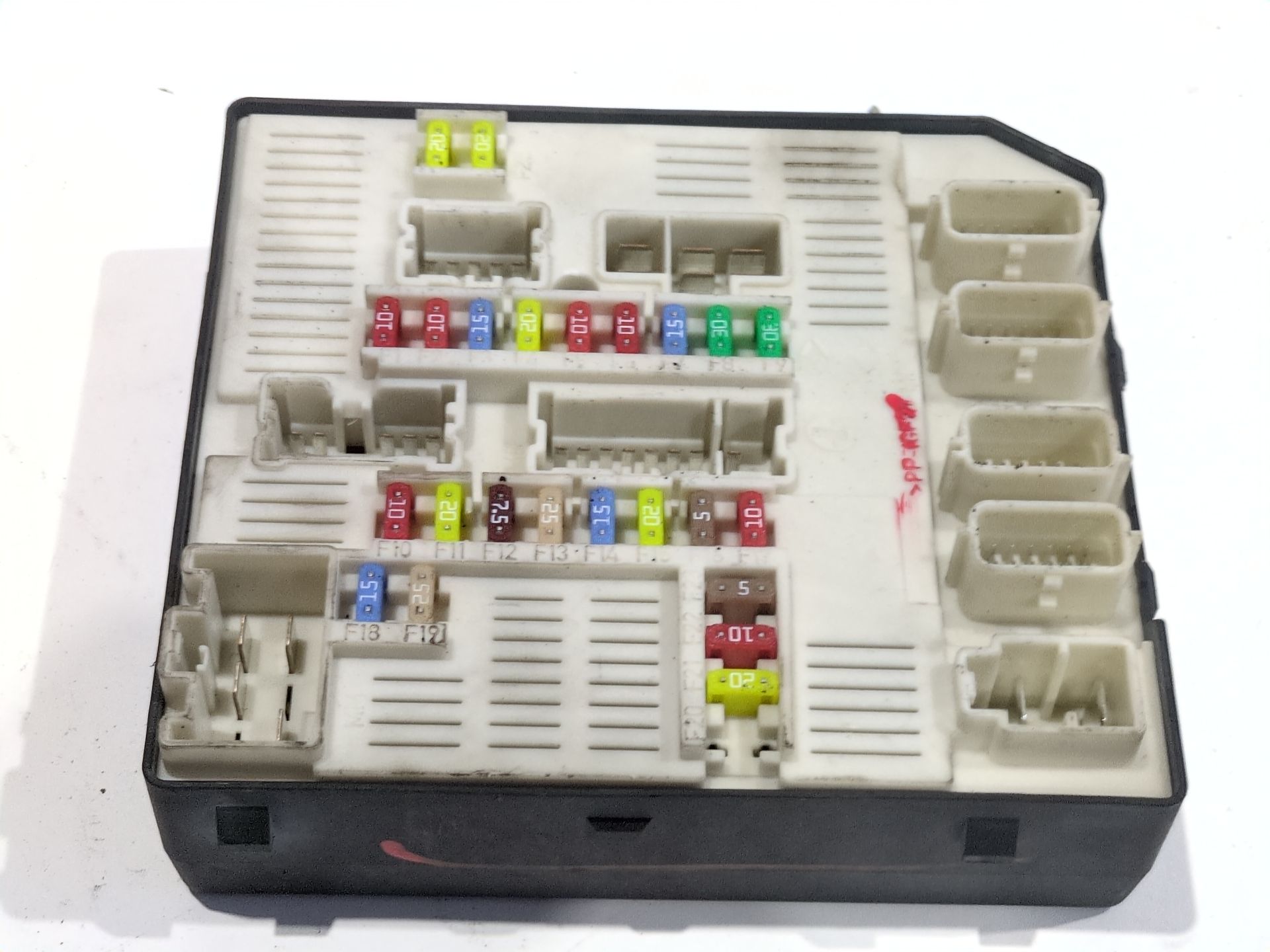 caja_reles_fusibles_284b60010r_usmbd95_8246100287_renault_megane_iii_grandtour_kz0_1_1_9_dci_kz0j_kz0n_kz1s