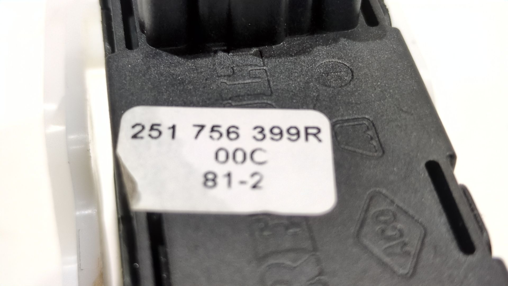 boton_freno_mano_251756399r_dacia_jogger_rk_1_0_tce_110_rkmd