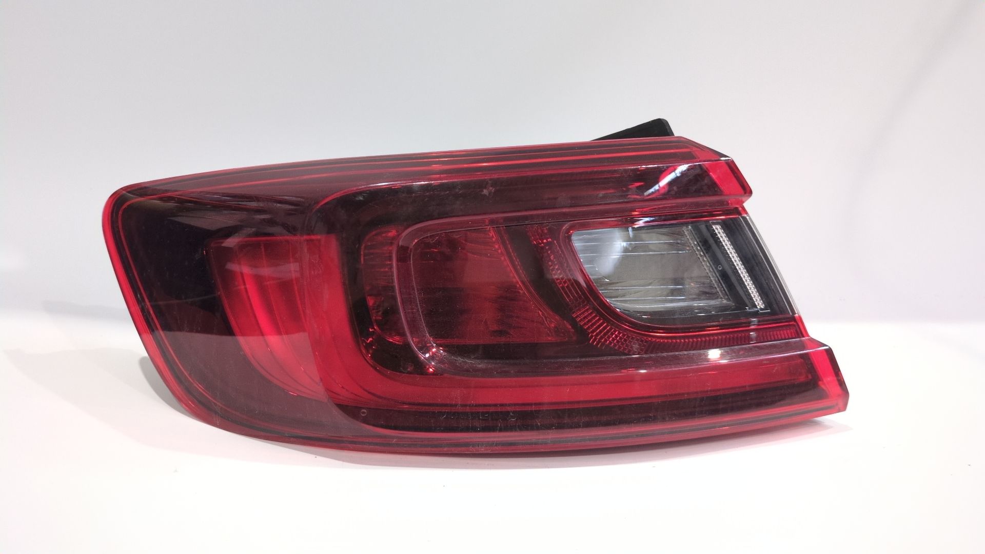 piloto_trasero_izquierdo_exterior_265559926r_lk24006821_renault_arkana_i_lcm_ldn_1_3_tce_160_ldn1