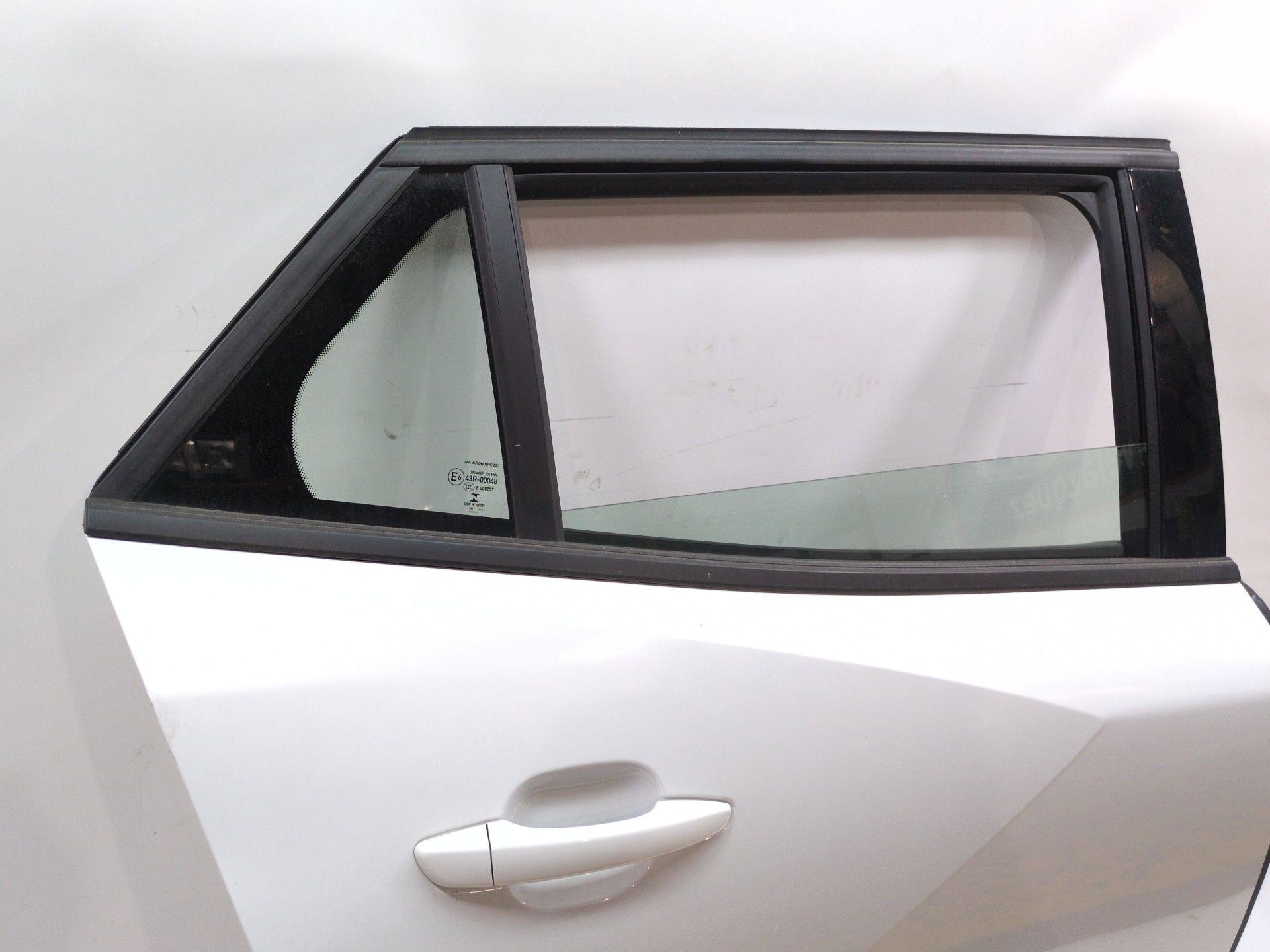 puerta_trasera_derecha_9831048080_98_310_480_80_color_de_carroceria_ewp_pintura_blanco_banquise_peugeot_2008_ii_ud_us_uy_uj_ur_u