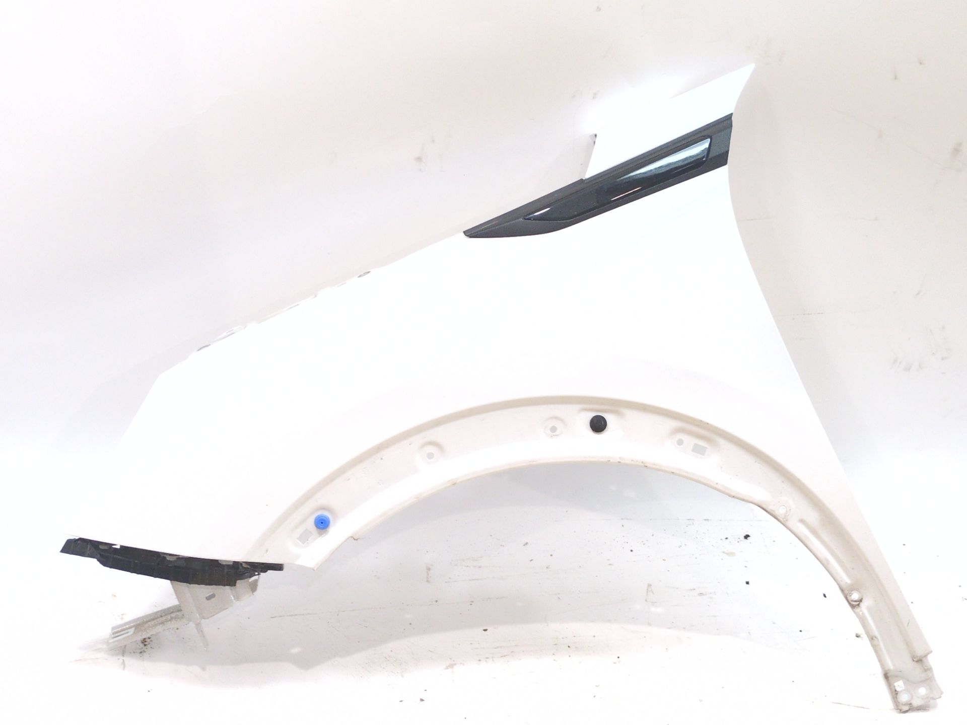 aleta_delantera_izquierda_9825439180_98_254_391_80_color_de_carroceria_ewp_pintura_blanco_banquise_peugeot_2008_ii_ud_us_uy_uj_u