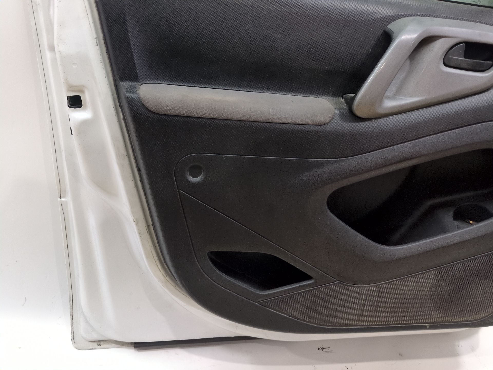 puerta_delantera_izquierda_9002z3_9002_z3_color_de_carroceria_ewp_pintura_blanco_banquise_peugeot_partner_tepee_1_6_bluehdi_100