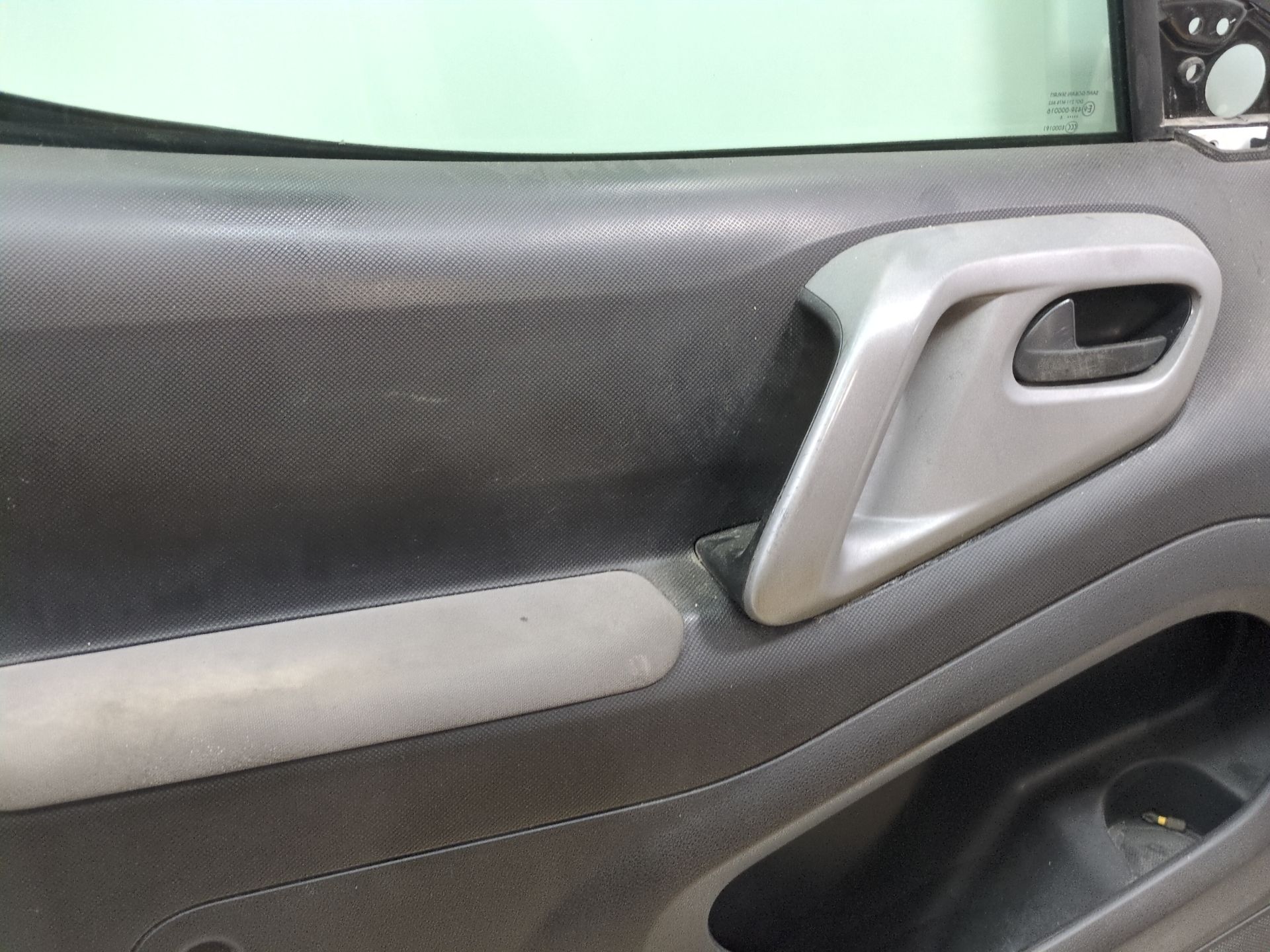 puerta_delantera_izquierda_9002z3_9002_z3_color_de_carroceria_ewp_pintura_blanco_banquise_peugeot_partner_tepee_1_6_bluehdi_100