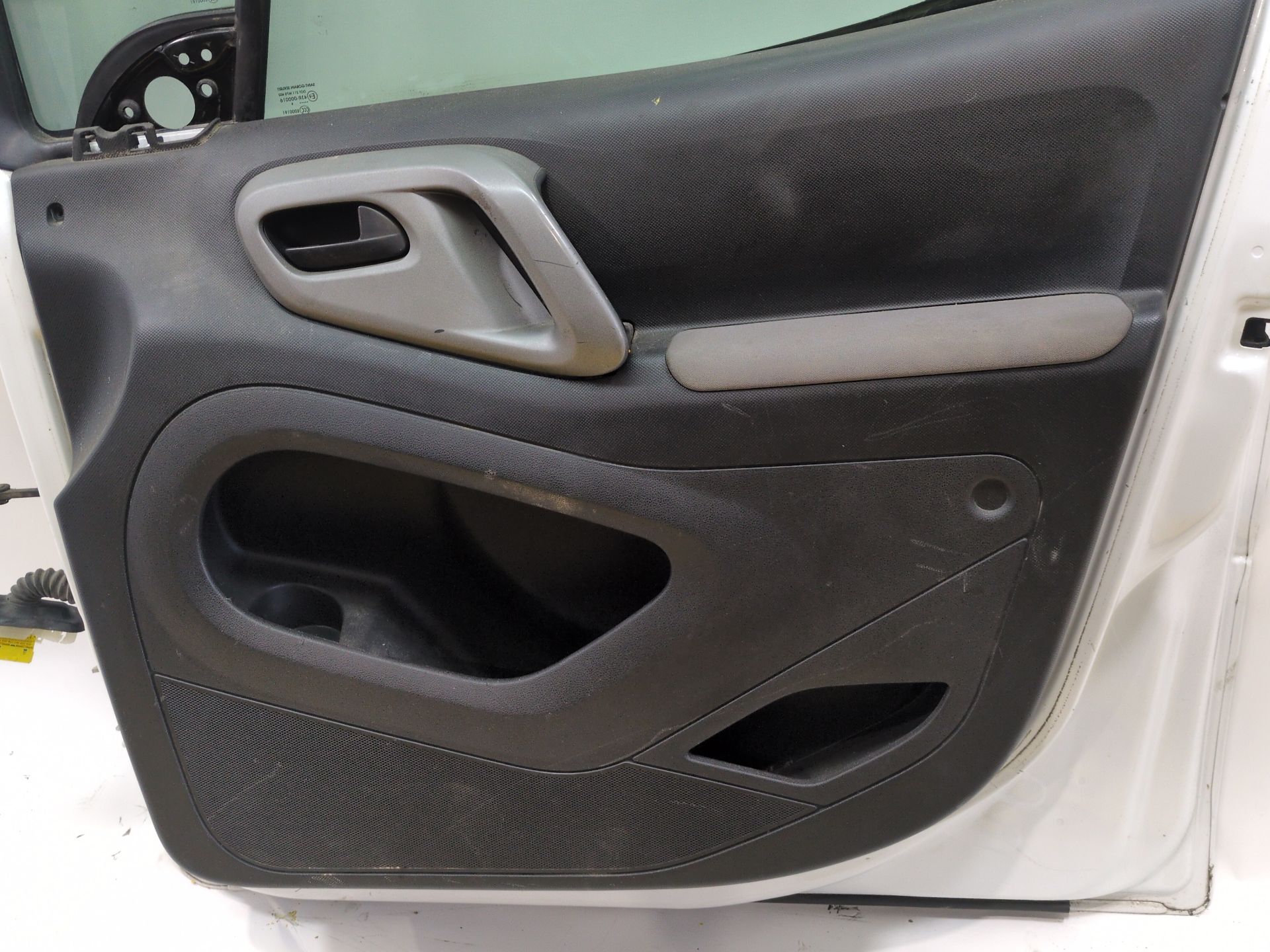 puerta_delantera_derecha_9004z6_9004_z6_color_de_carroceria_ewp_pintura_blanco_banquise_peugeot_partner_tepee_1_6_bluehdi_100