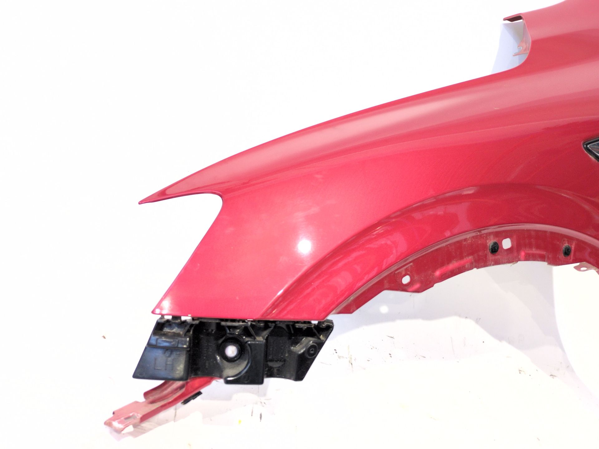 aleta_delantera_izquierda_631017236r_red_flame_tennp_renault_arkana_i_lcm_ldn_1_3_tce_140_ldn0