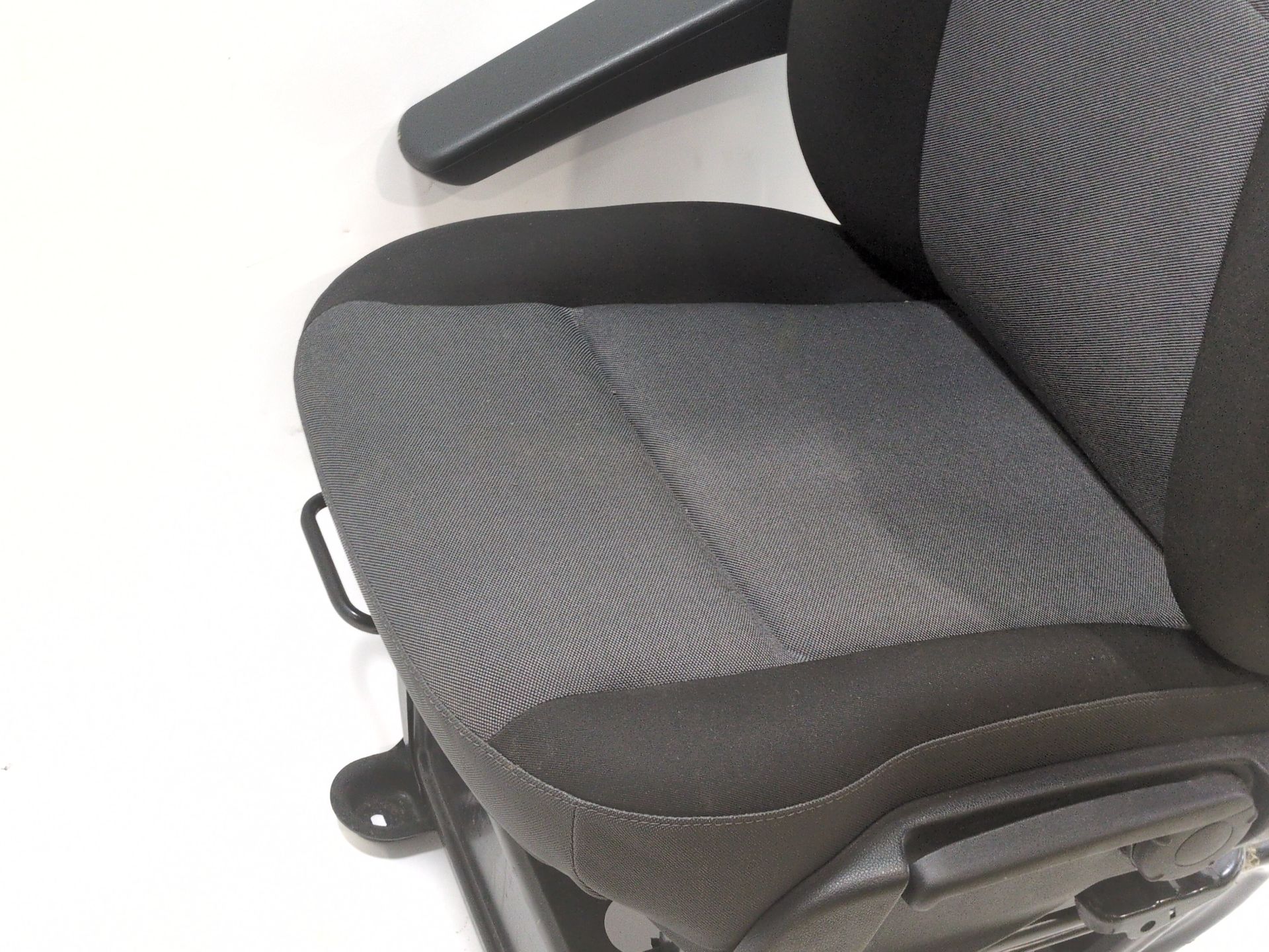 asiento_delantero_izquierdo_873707908r_renault_master_iii_furgoneta_fv_2_3_dci_145_rwd_fv0e_fv0f_fv0t_fv10_fv12