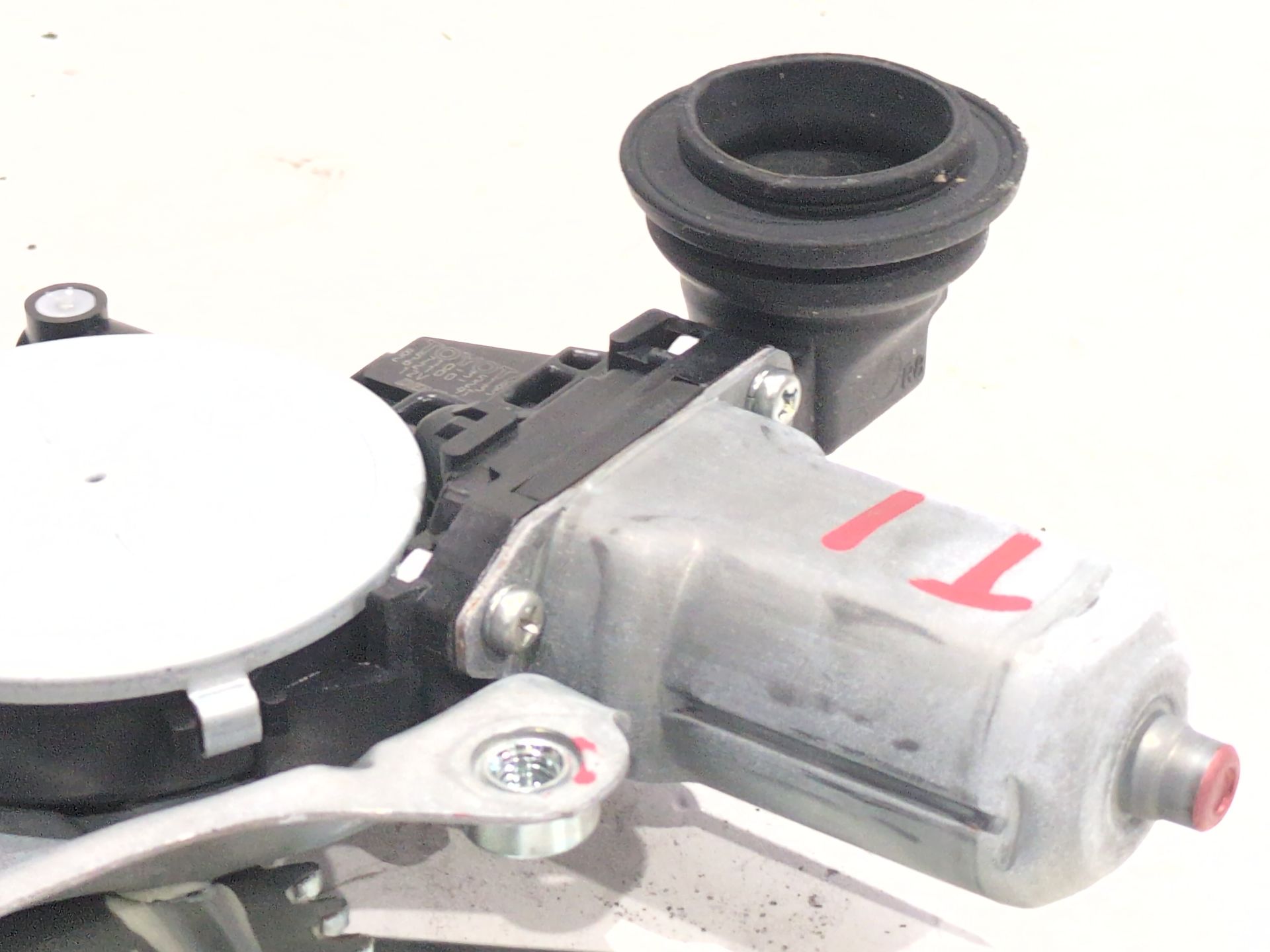 elevalunas_trasero_izquierdo_6980442050_toyota_rav_4_iv_a4_2_5_hybrid_ava42