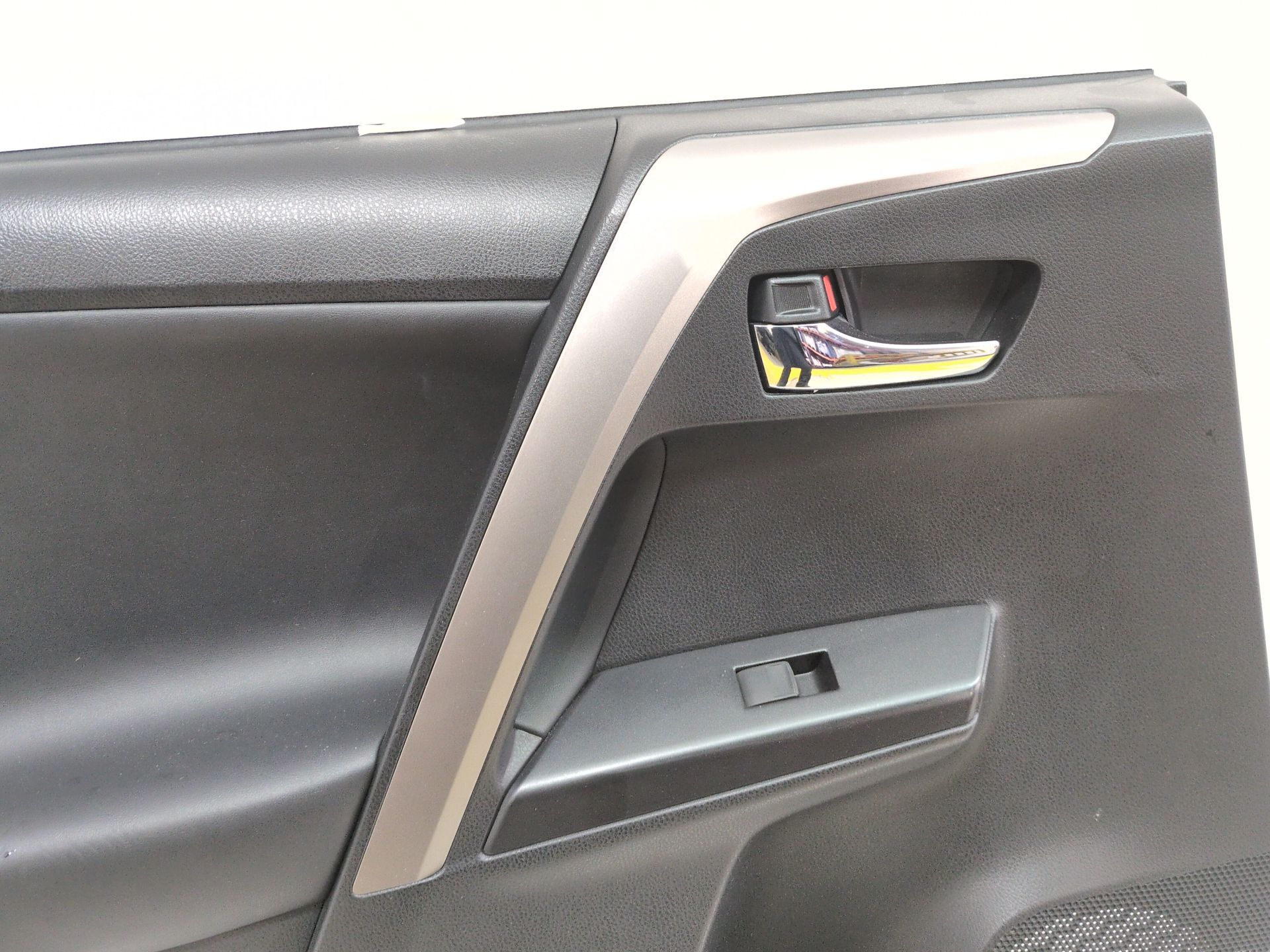 guarnecido_puerta_trasero_izquierdo_67614x1b12_toyota_rav_4_iv_a4_2_5_hybrid_ava42