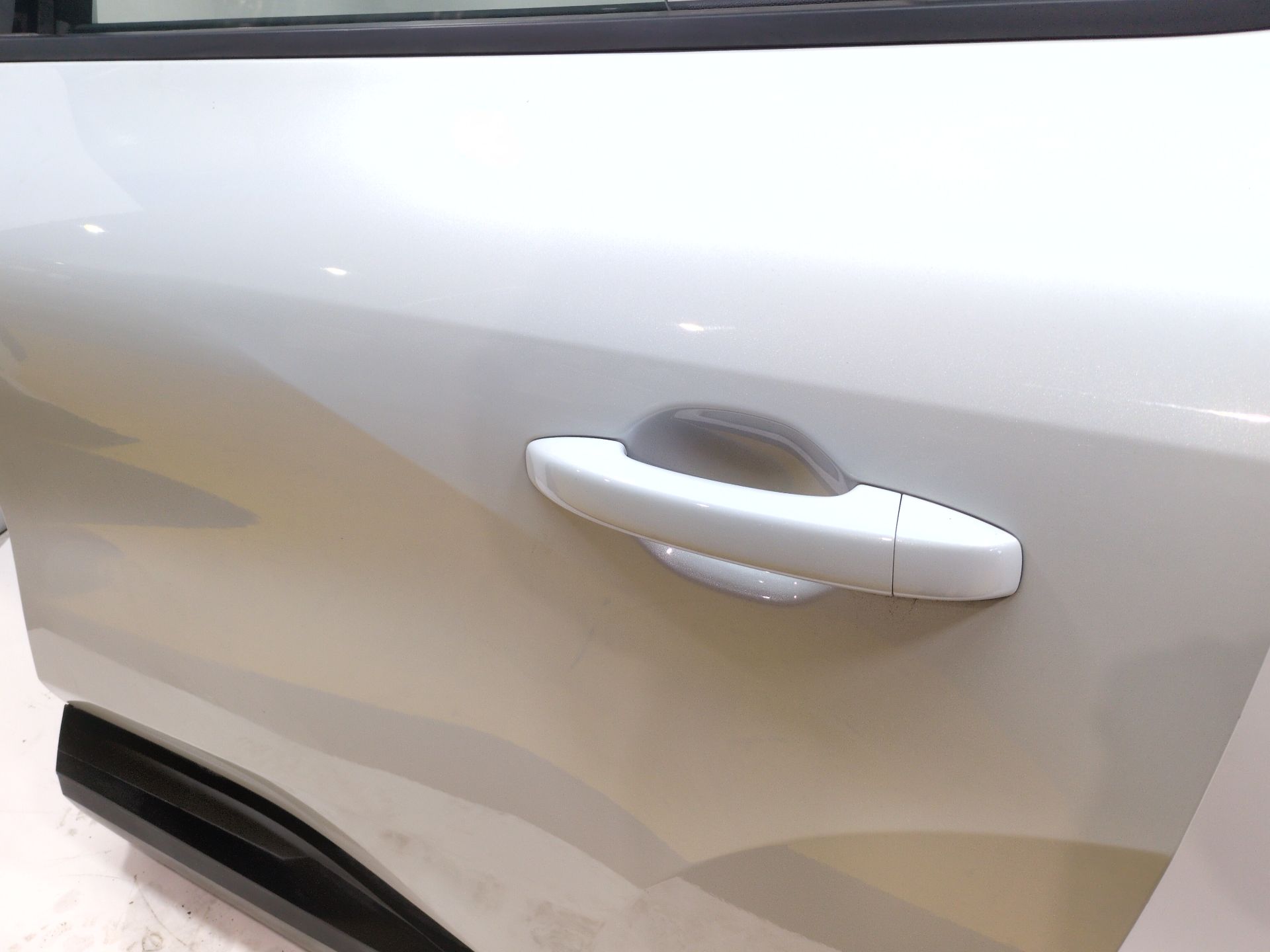 puerta_trasera_izquierda_821012464r_white_nacre_tsqnc_renault_symbioz_djb_symbioz_djb