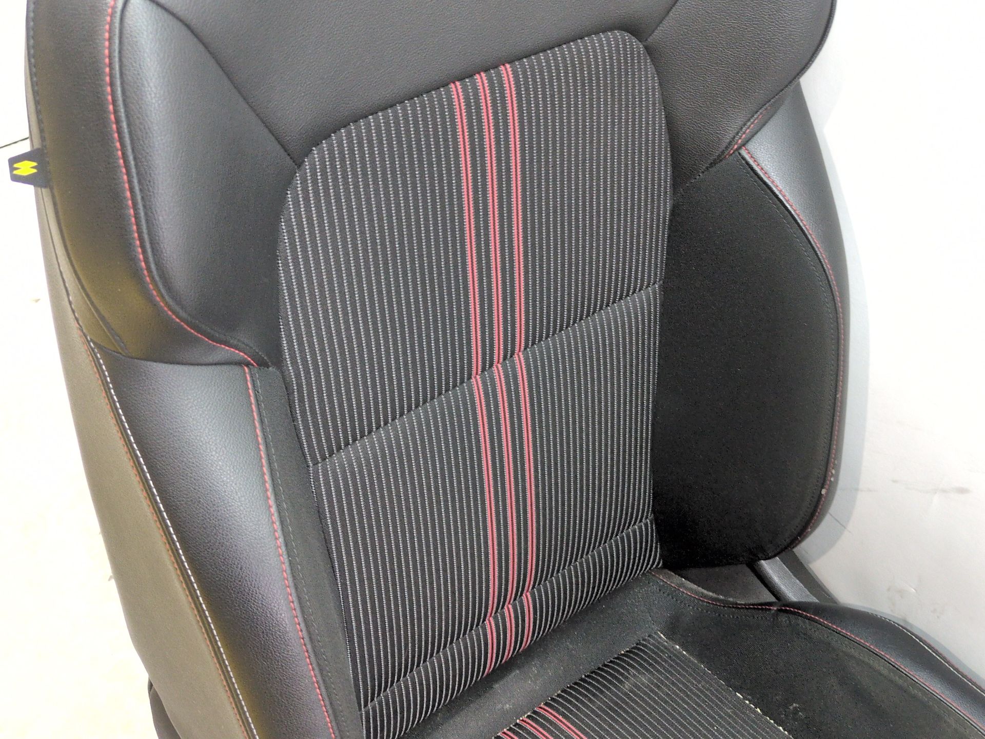 asiento_delantero_izquierdo_876700461r_873702934r_renault_clio_v_b7_1_6_e_tech_145_b7mu