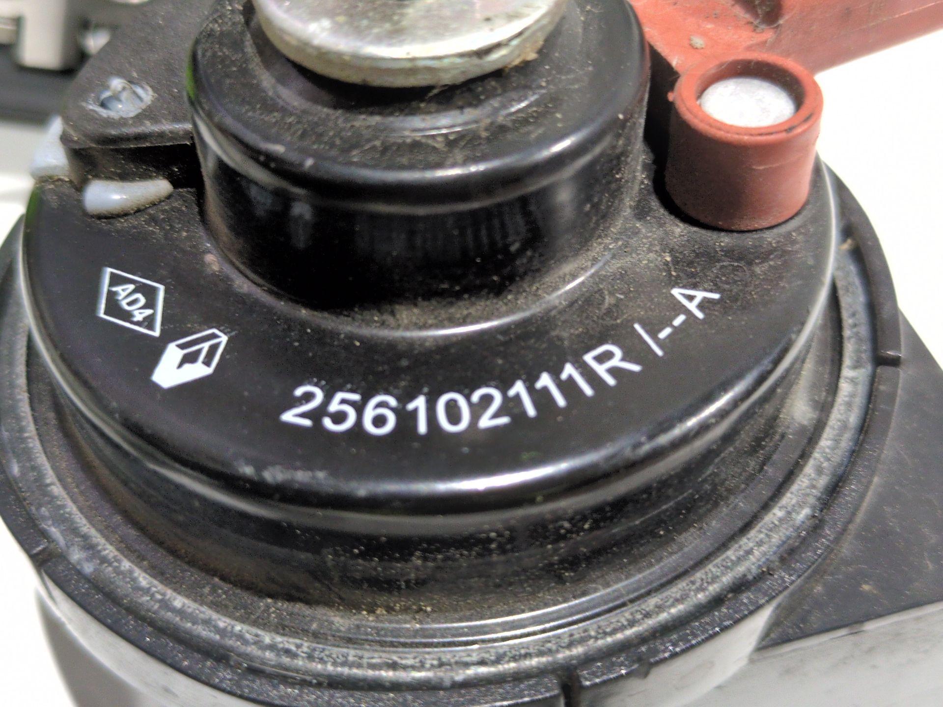 claxon_256102111r_renault_megane_iv_sedan_1_5_blue_dci_115_lva6