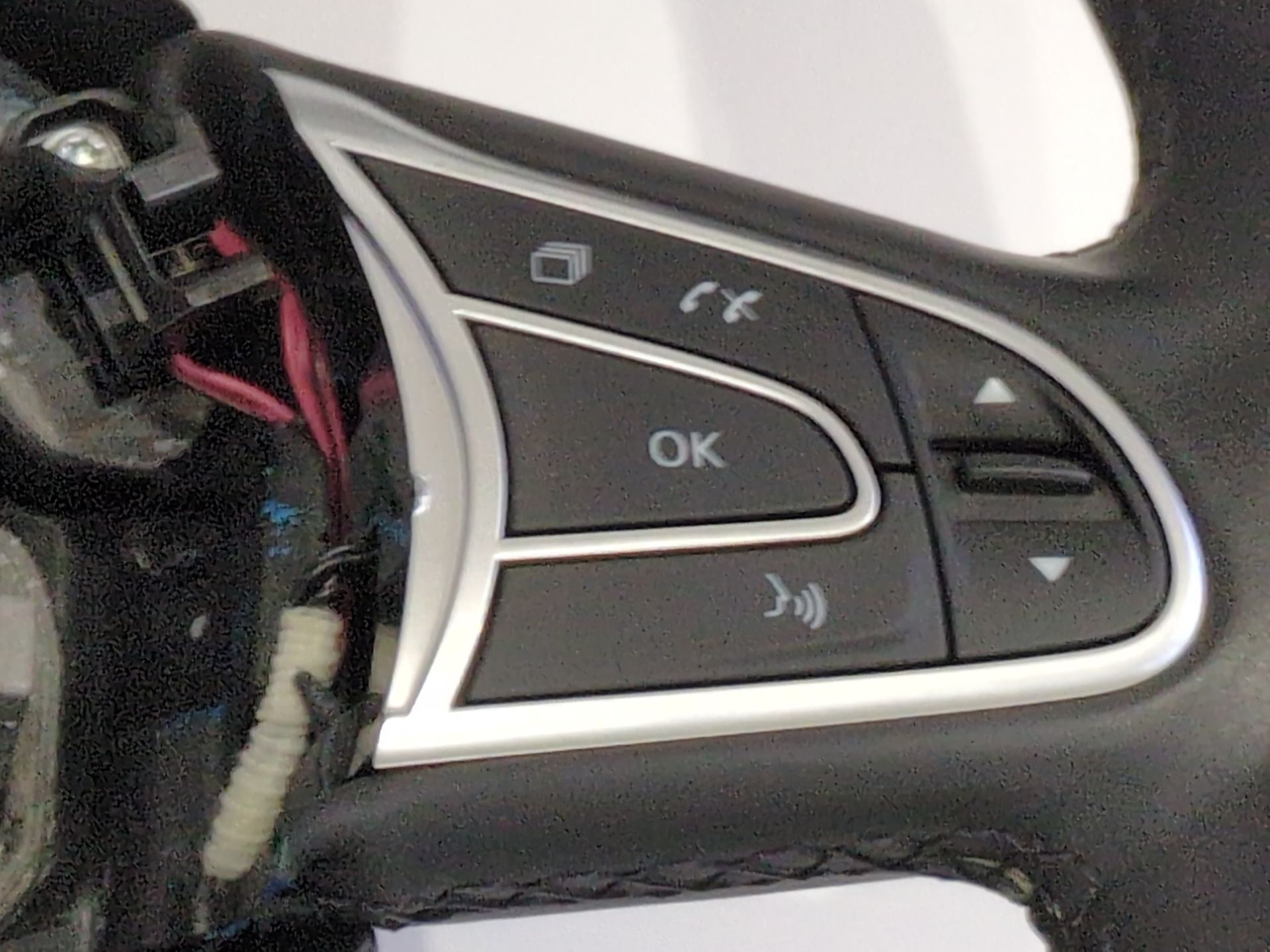 volante_484004333r_renault_megane_iv_sedan_1_5_blue_dci_115_lva6