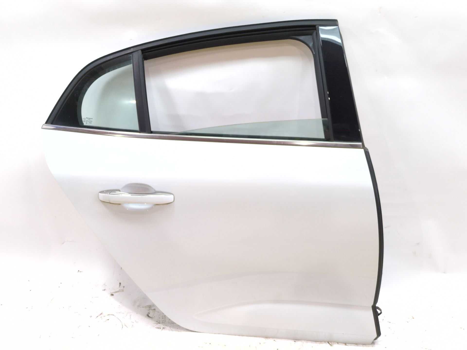 puerta_trasera_derecha_821002253r_ice_white_bc_ov369_renault_megane_iv_sedan_1_5_blue_dci_115_lva6