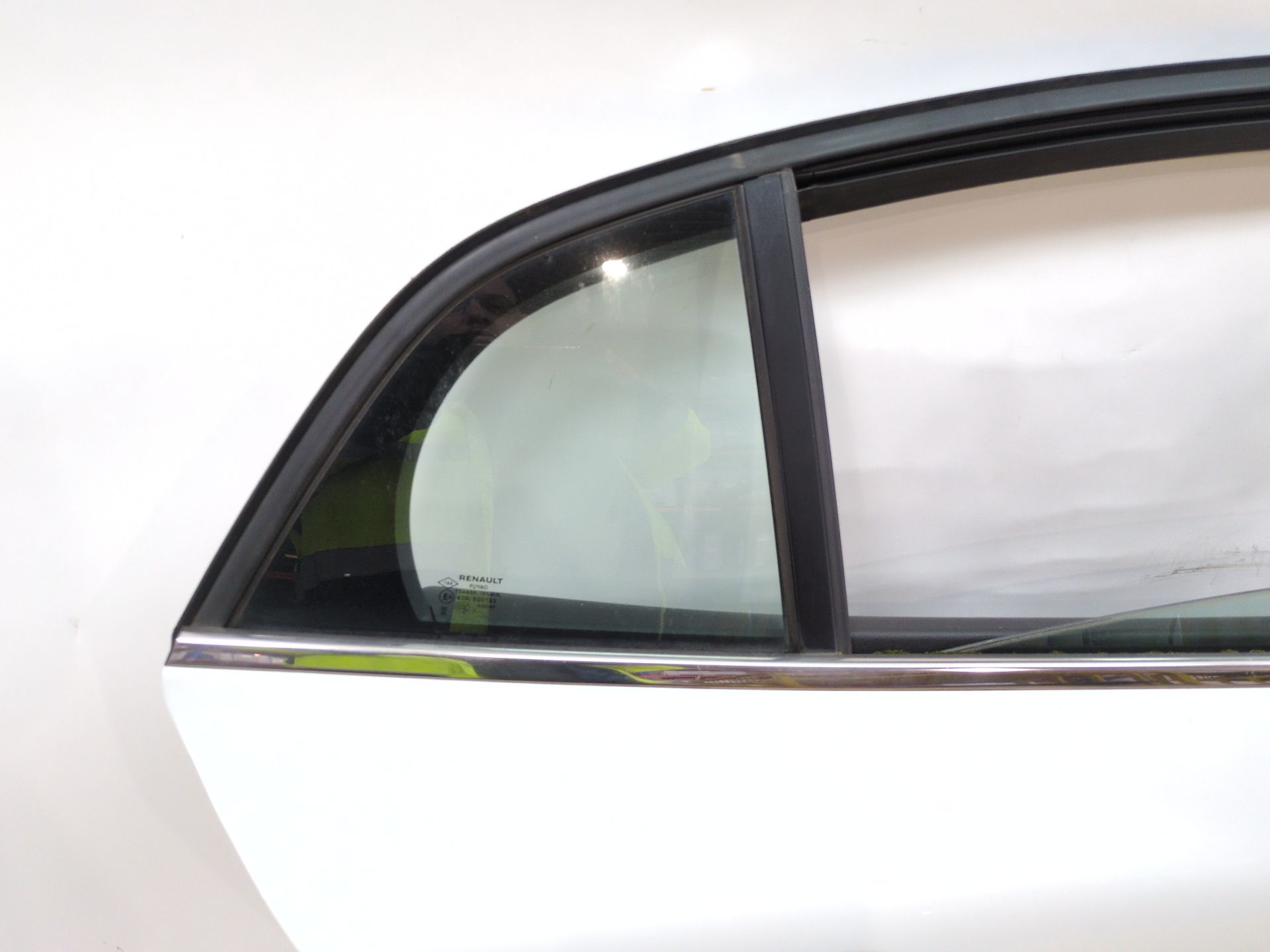 puerta_trasera_derecha_821002253r_ice_white_bc_ov369_renault_megane_iv_sedan_1_5_blue_dci_115_lva6