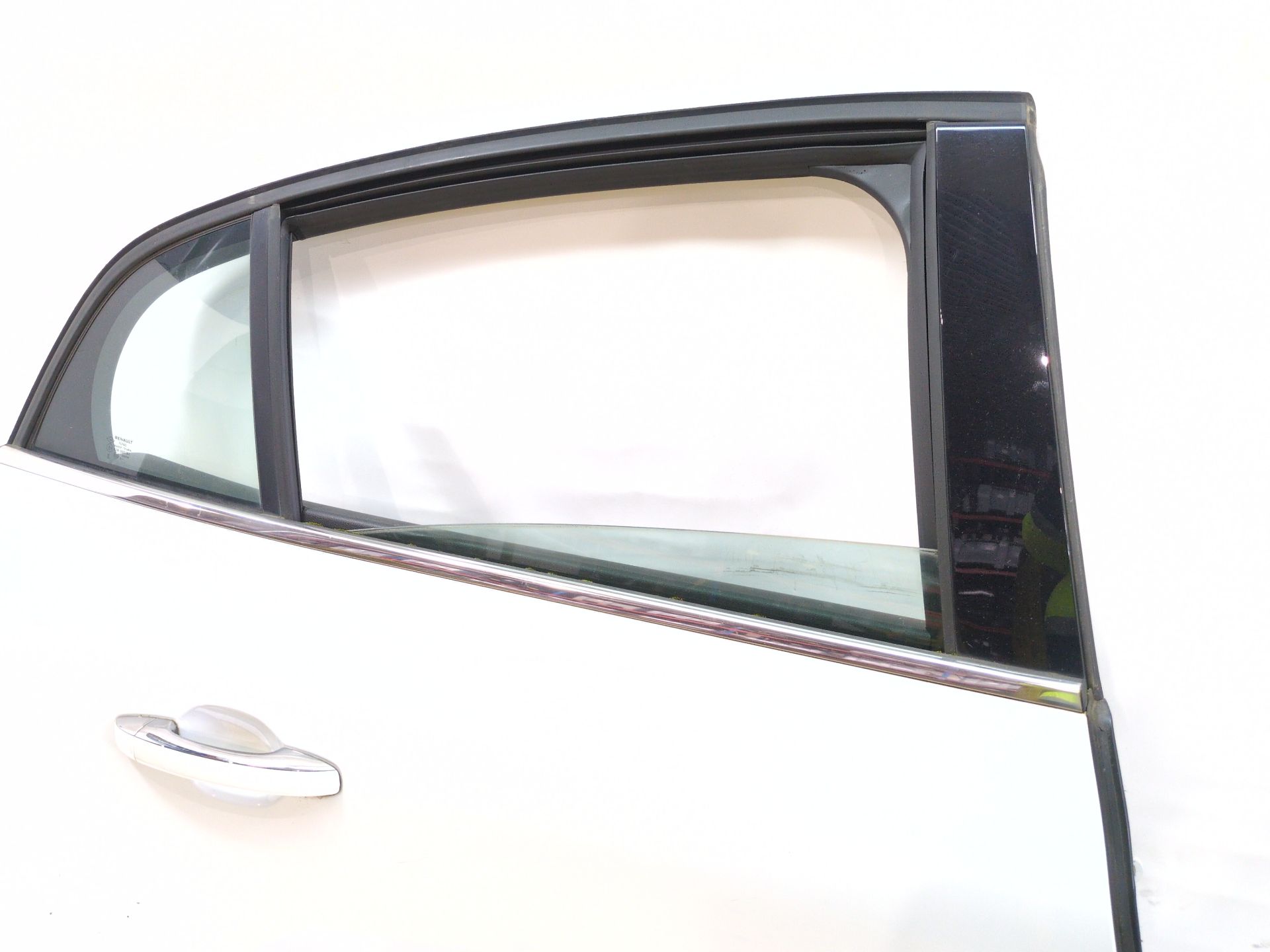 puerta_trasera_derecha_821002253r_ice_white_bc_ov369_renault_megane_iv_sedan_1_5_blue_dci_115_lva6