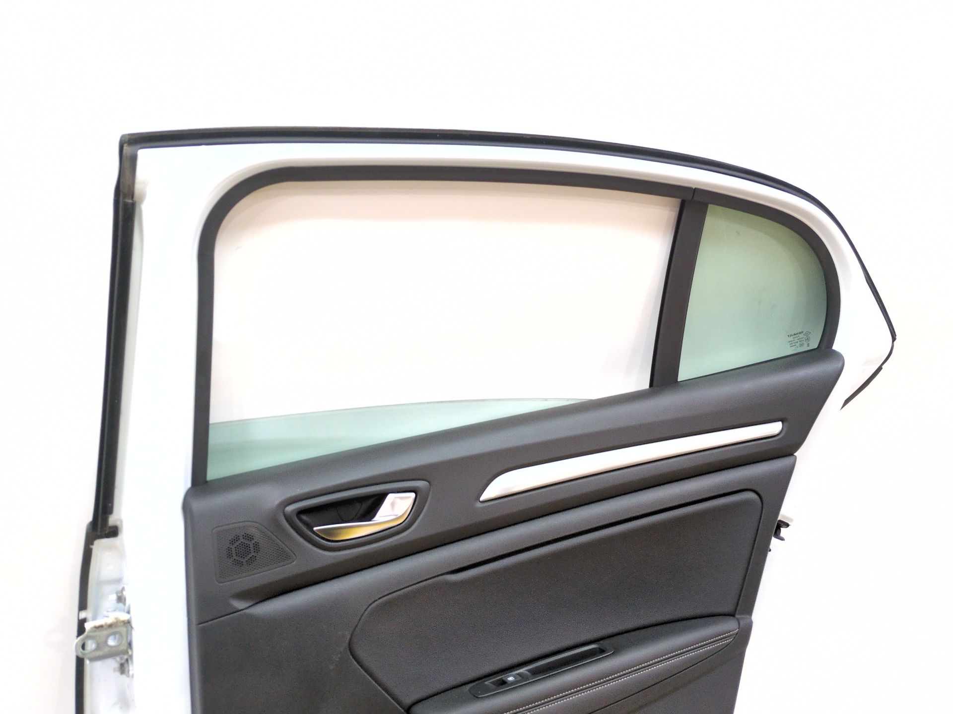 puerta_trasera_derecha_821002253r_ice_white_bc_ov369_renault_megane_iv_sedan_1_5_blue_dci_115_lva6