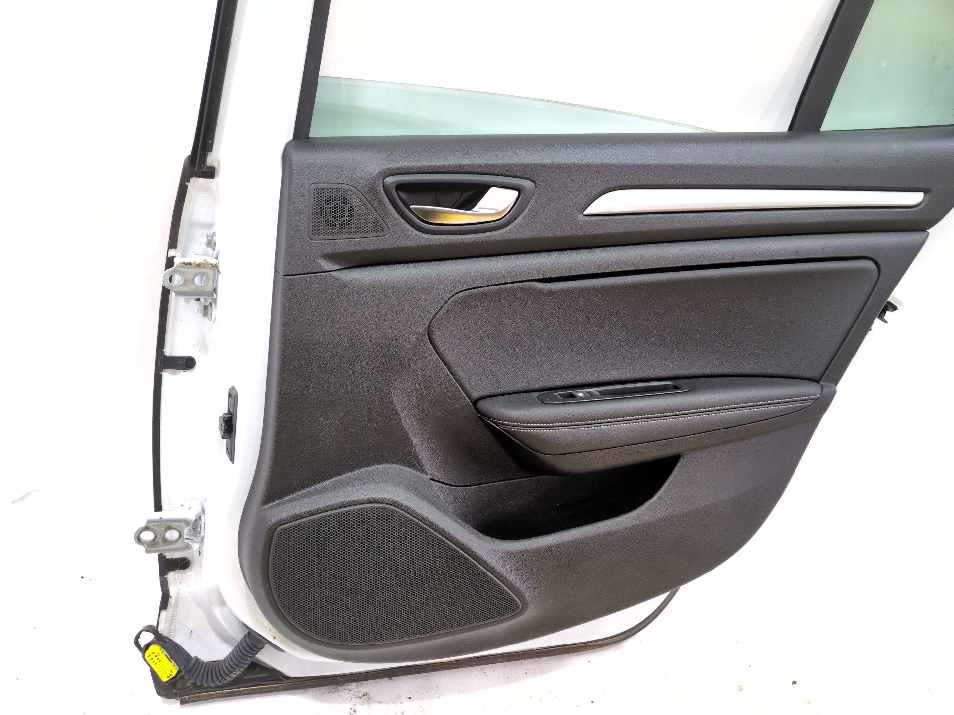 puerta_trasera_derecha_821002253r_ice_white_bc_ov369_renault_megane_iv_sedan_1_5_blue_dci_115_lva6