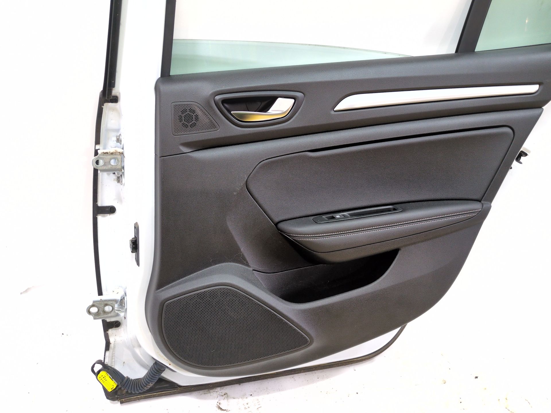 puerta_trasera_derecha_821002253r_ice_white_bc_ov369_renault_megane_iv_sedan_1_5_blue_dci_115_lva6