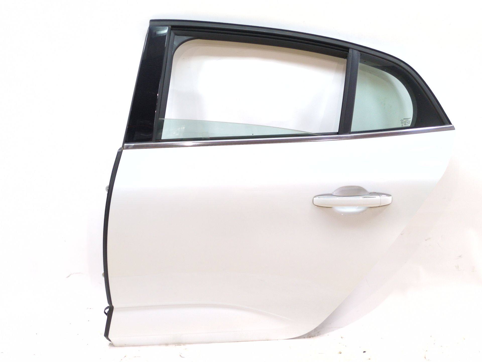 puerta_trasera_izquierda_821018343r_ice_white_bc_ov369_renault_megane_iv_sedan_1_5_blue_dci_115_lva6