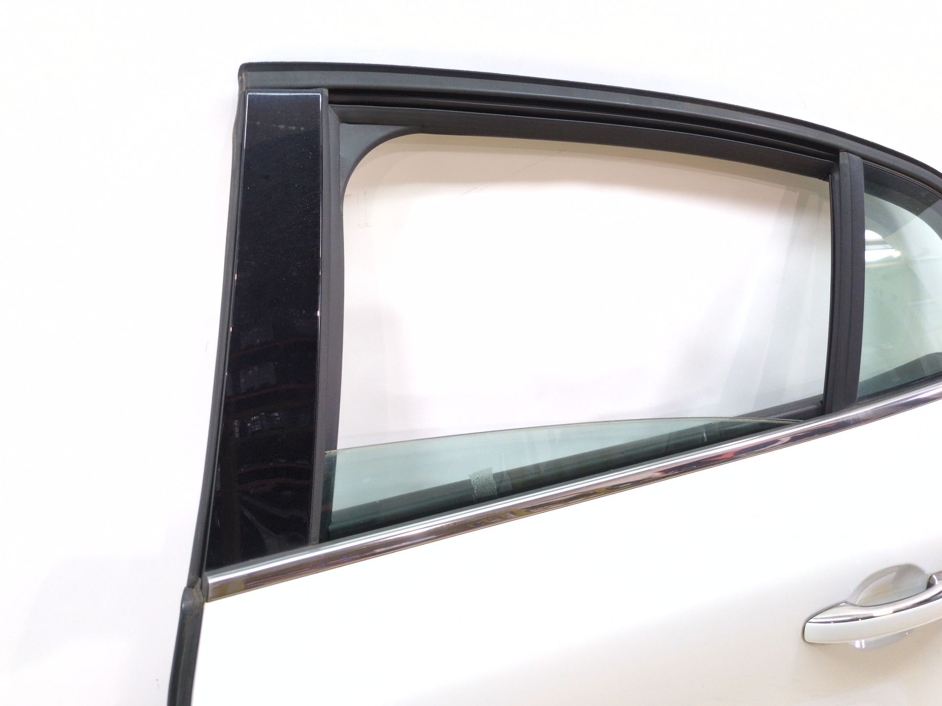 puerta_trasera_izquierda_821018343r_ice_white_bc_ov369_renault_megane_iv_sedan_1_5_blue_dci_115_lva6